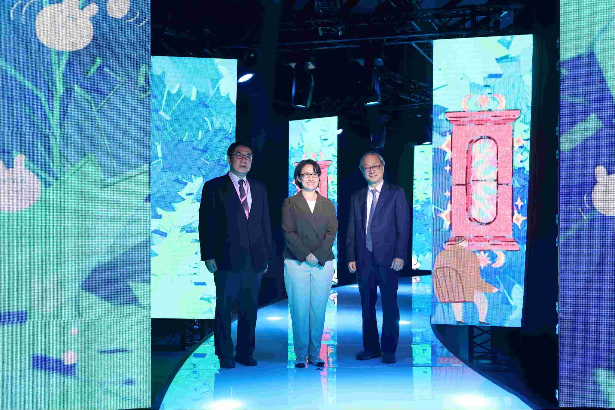 副總統蕭美琴(中)、文化部長李遠(右)、臺南市長黃偉哲(左)走上「百變風格:臺味百百面」RUNWAY,體驗臺灣百面風格。