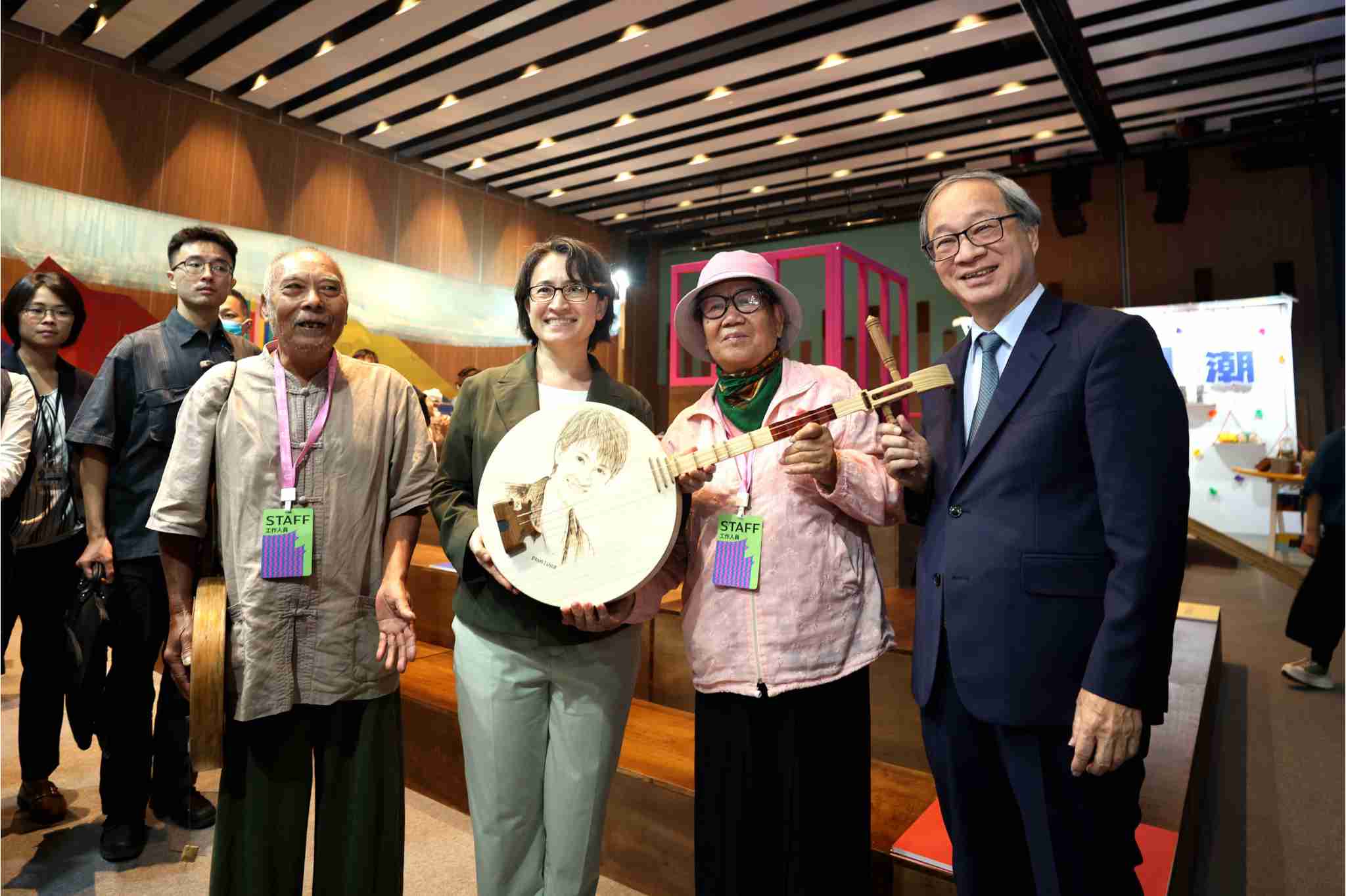 副總統蕭美琴(左2)參觀「屏東館」,傳藝師吳登榮(左1)、傳藝師黃卻銀(左3)致贈手工月琴並合影。