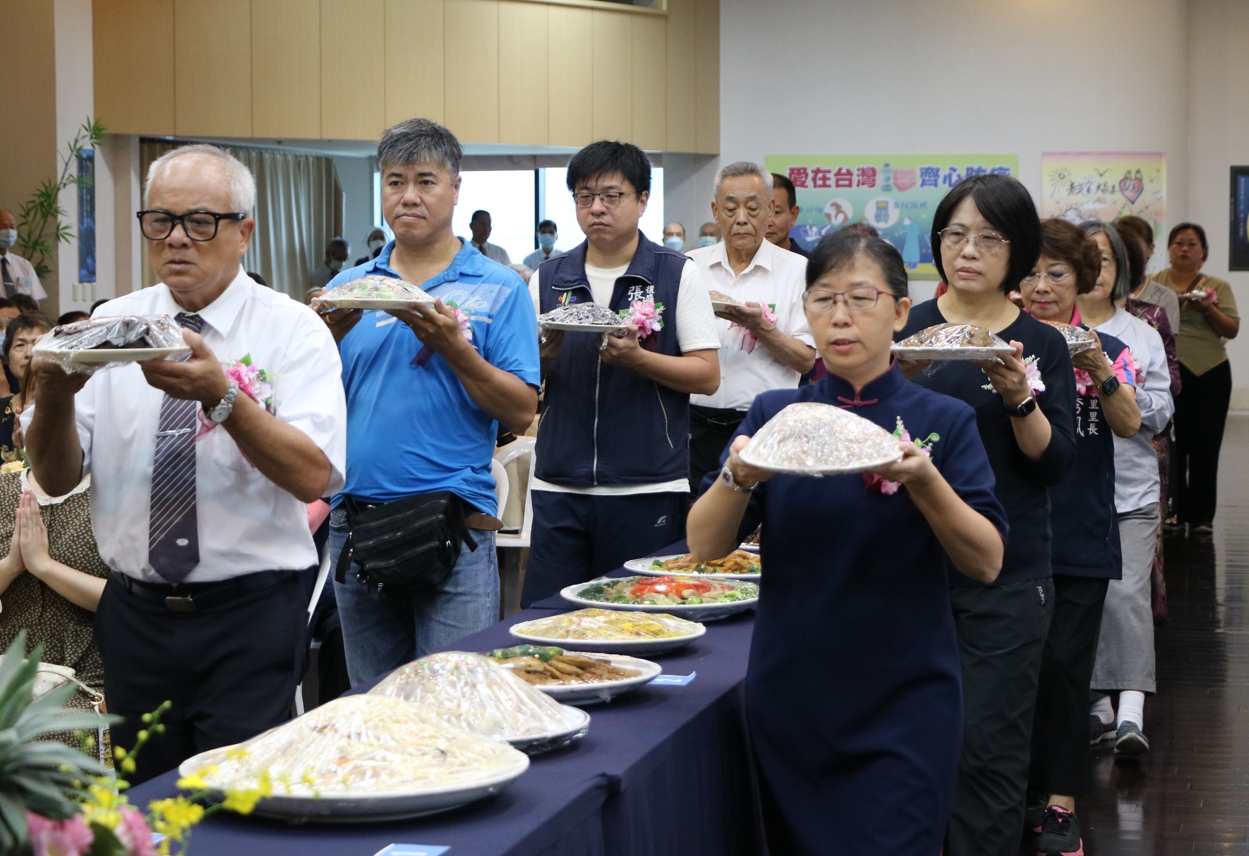 隨著《心香一柱、誠心齋戒、共聚善念》里民與貴賓們誠心一念的祝禱,雙手恭敬端著菜盤,整齊的步伐供齋進場。