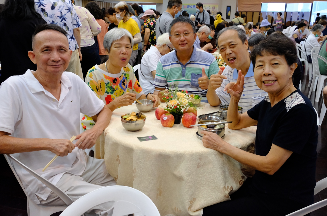 第一次接觸素食的會眾梁鴻明(左一),對今天的素食讚不絕口,他說:「沒想到素食這麼好吃」。