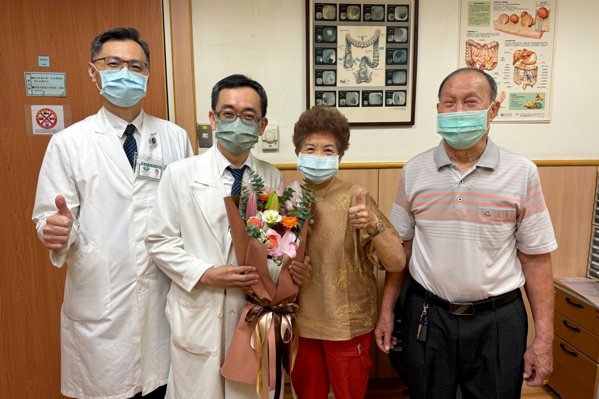 婦人與丈夫分別是方佳偉醫師(左二)與鄭紹彬醫師(左一)的病人,夫婦倆特地送上花束感謝兩位醫師的專業治療,展現深厚的醫病關係。