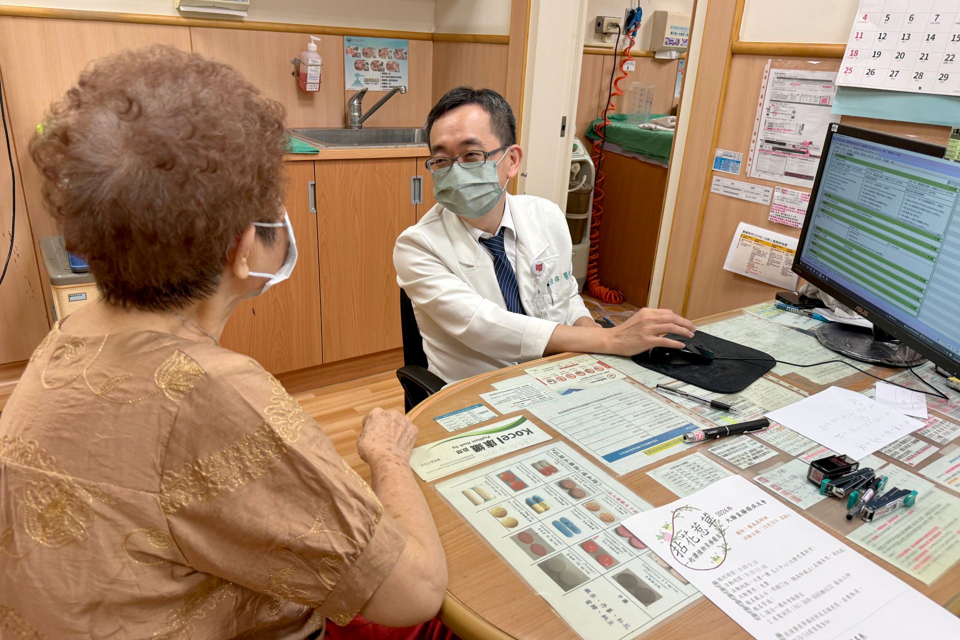 八旬婦人因貧血暈倒照出大腸癌,經大腸直腸外科醫師方佳偉(右)手術切除後康復,只需定期回診追蹤。