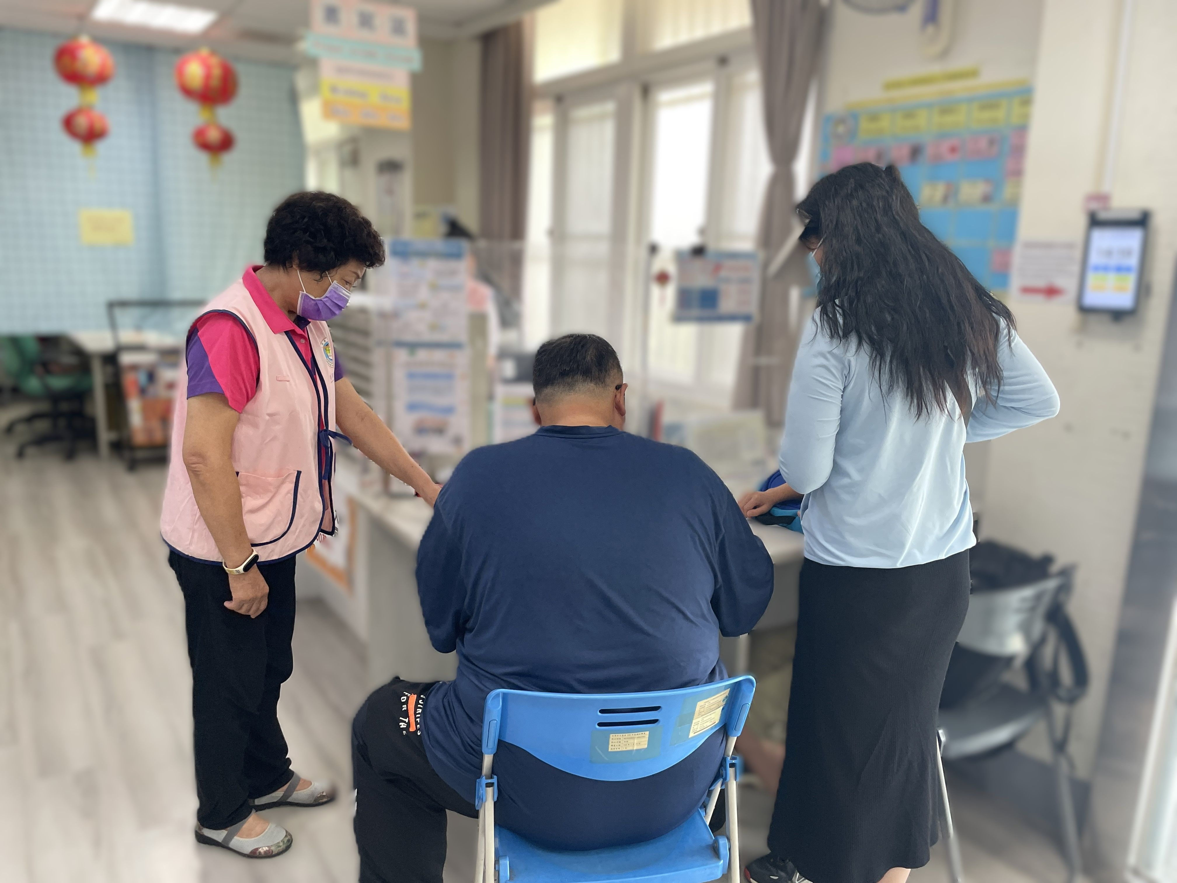 志工協助洽公民眾填寫申請書