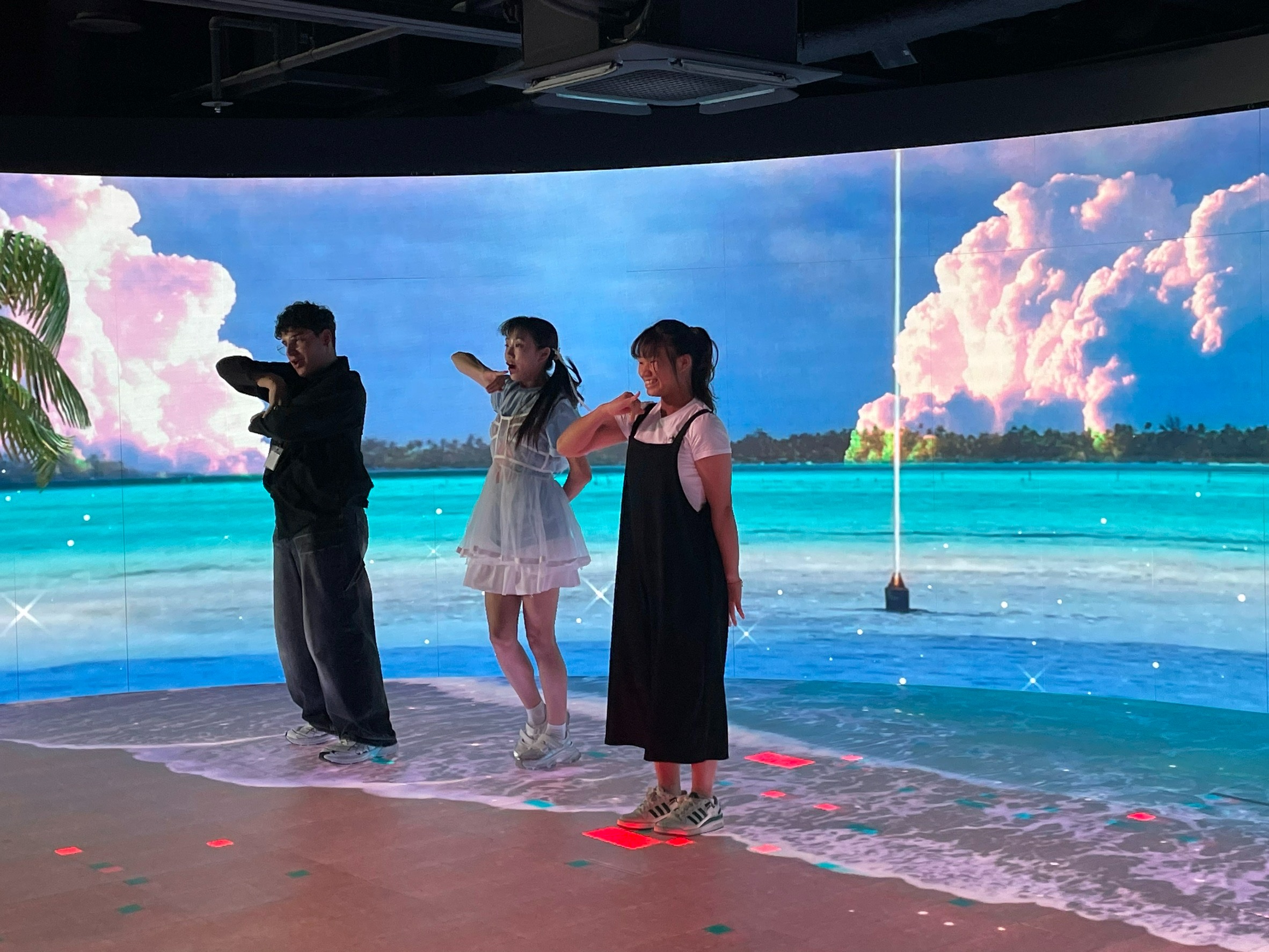 在好客空間，臺南慈中學生隨著音樂與來自世界各地的年輕人以舞會友。