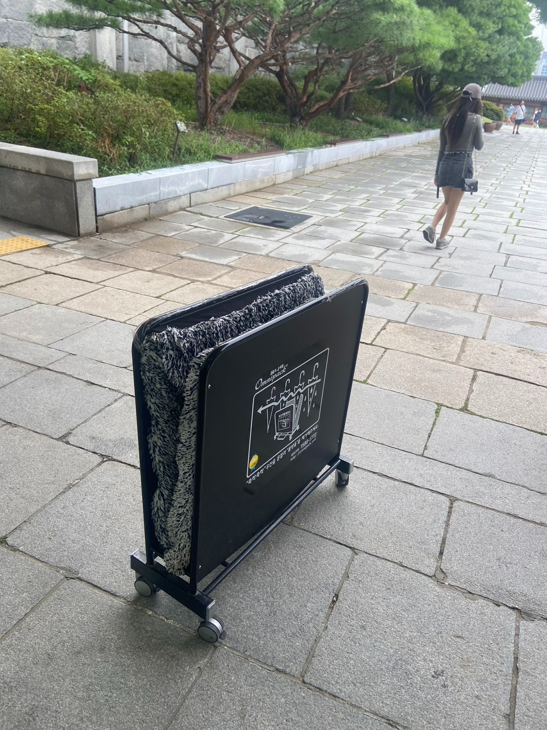 雨傘刷是減塑妙招，雨天時放在公共建築入口，取代雨傘套，減少塑膠袋的使用。