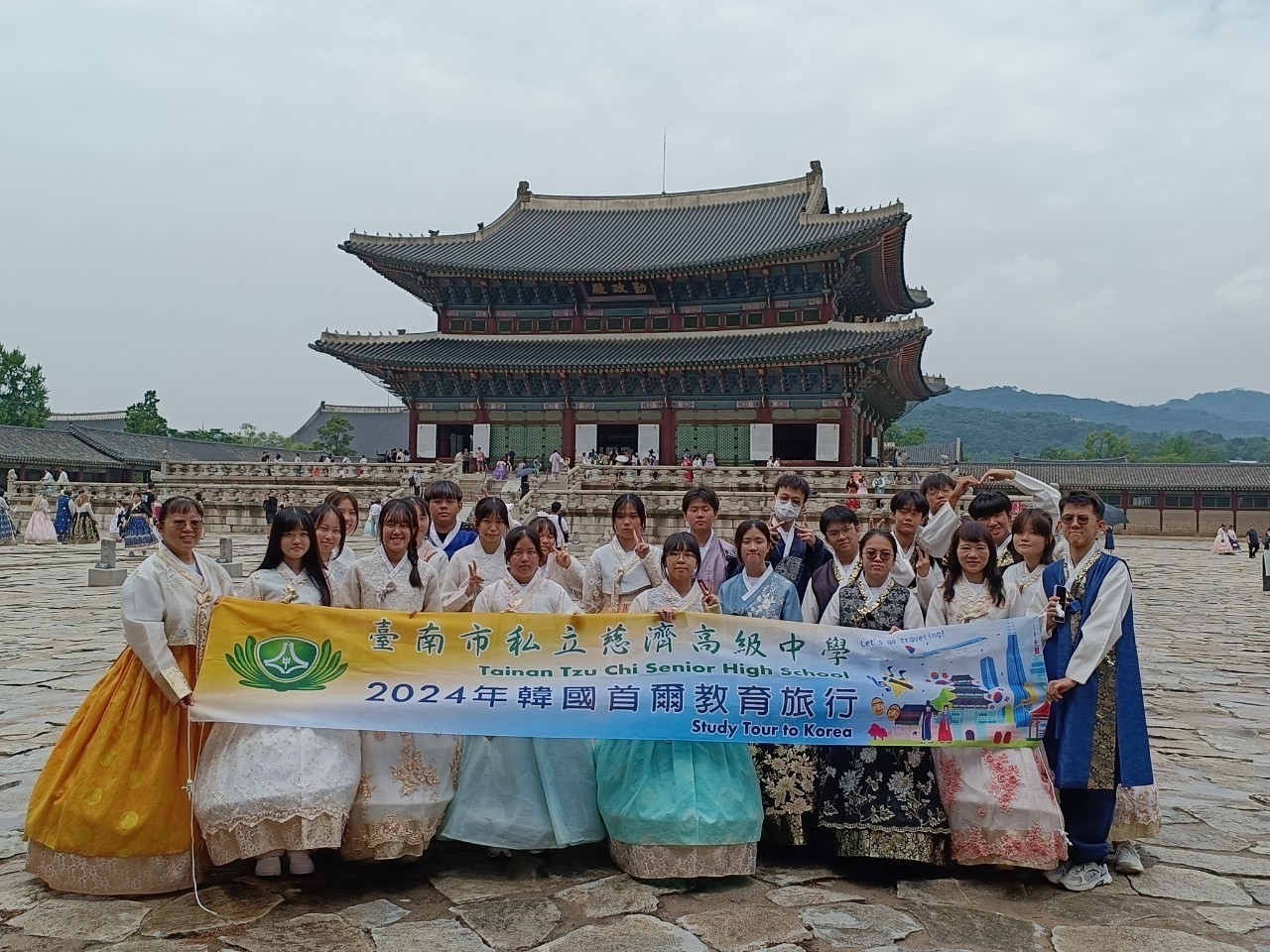 穿著韓服漫步於150年前重建的景福宮，感受朝鮮的宮廷生活。