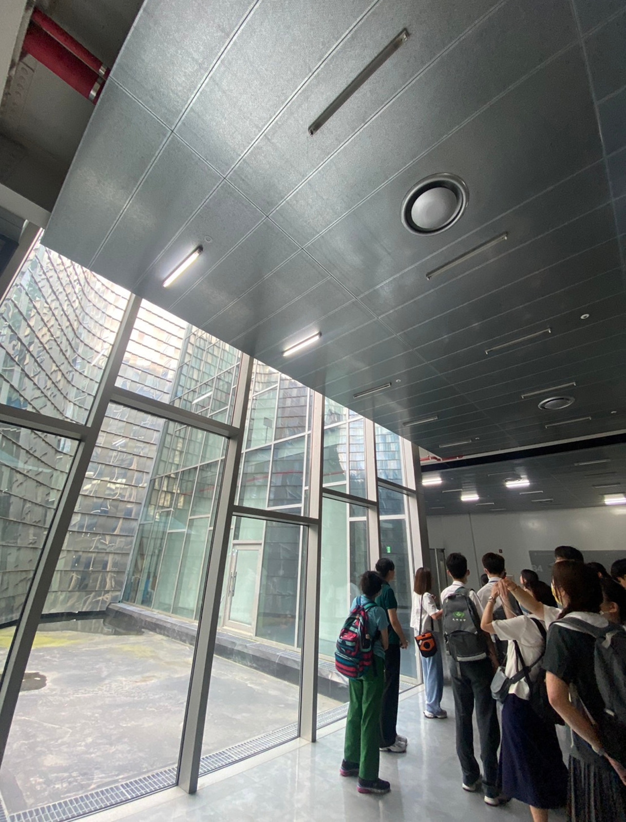 梨花大學的建築物，利用玻璃反射原理，將光線導入室內，達到節能減碳的功效。