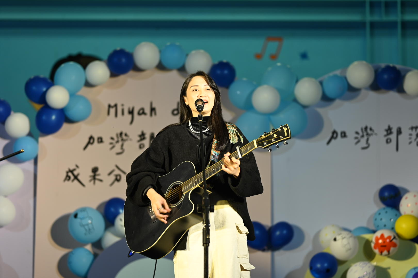 表演歌手照。