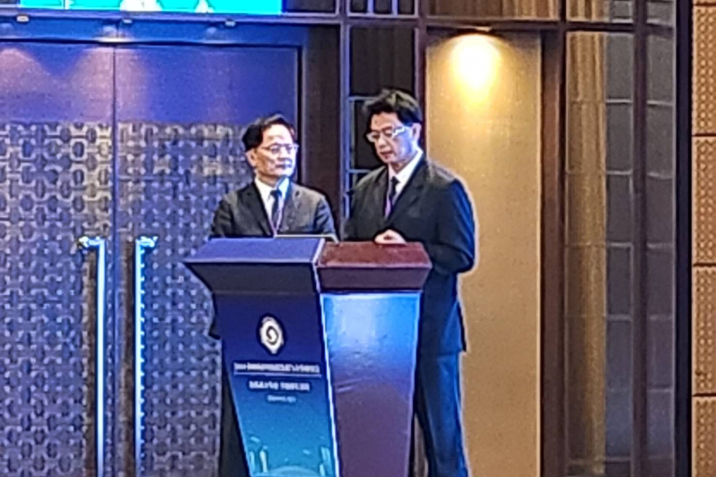 花蓮慈濟醫院林欣榮院長與何宗融副院長在廈門市舉辦的海峽兩岸中醫藥發展與合作討論會發表中西醫精準醫療。