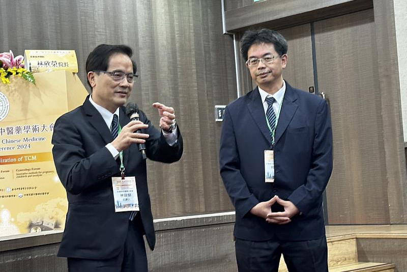 9月間,花蓮慈濟醫院林欣榮院長、何宗融副院長在第一屆全球中醫藥學術大會,以惡性腦瘤、巴金森病、TTN(Titin)基因突變引發罕見肌肉疾病、先天ABCD1基因異常引發腎上線腦白質失養症等為例,分享以精準中草藥的治療成果。