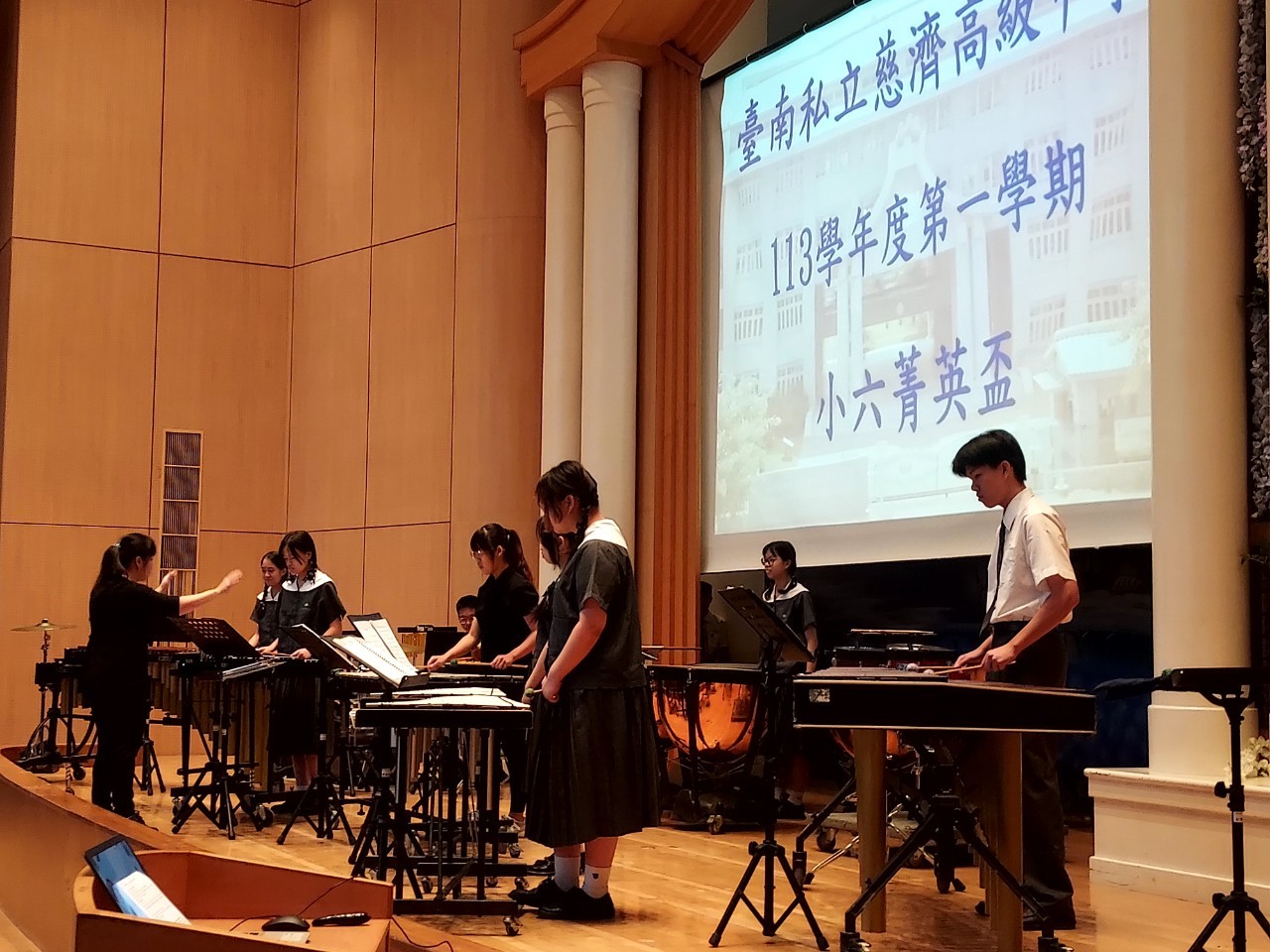 打擊樂校隊在教練指揮下氣勢磅礴的演出,連續多年代表臺南市參加全國賽,成績斐然。