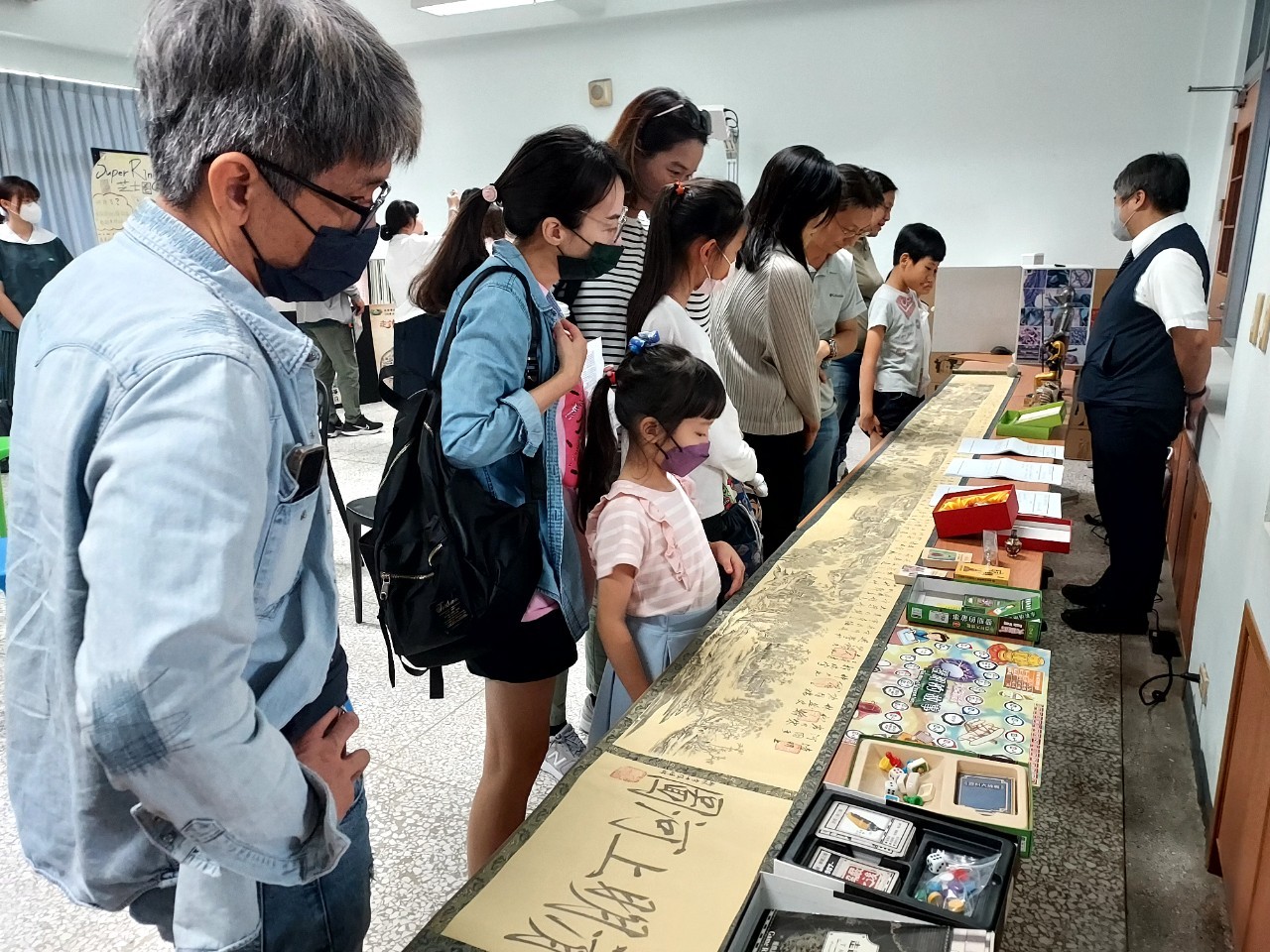社會科教師在教具介紹過程中,說明學生在課堂觀察學習真實情境中的社會互動。
