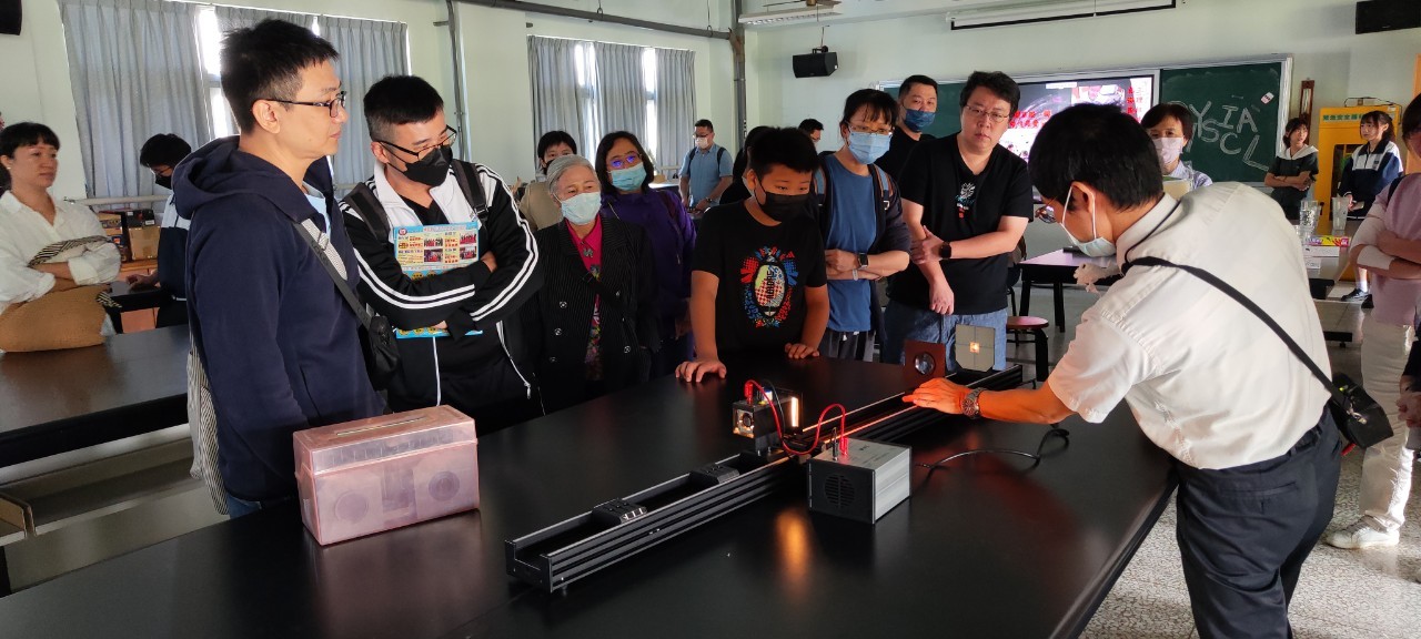 物理實驗室展示各項國中課程實驗,讓家長了解探究實作課程。