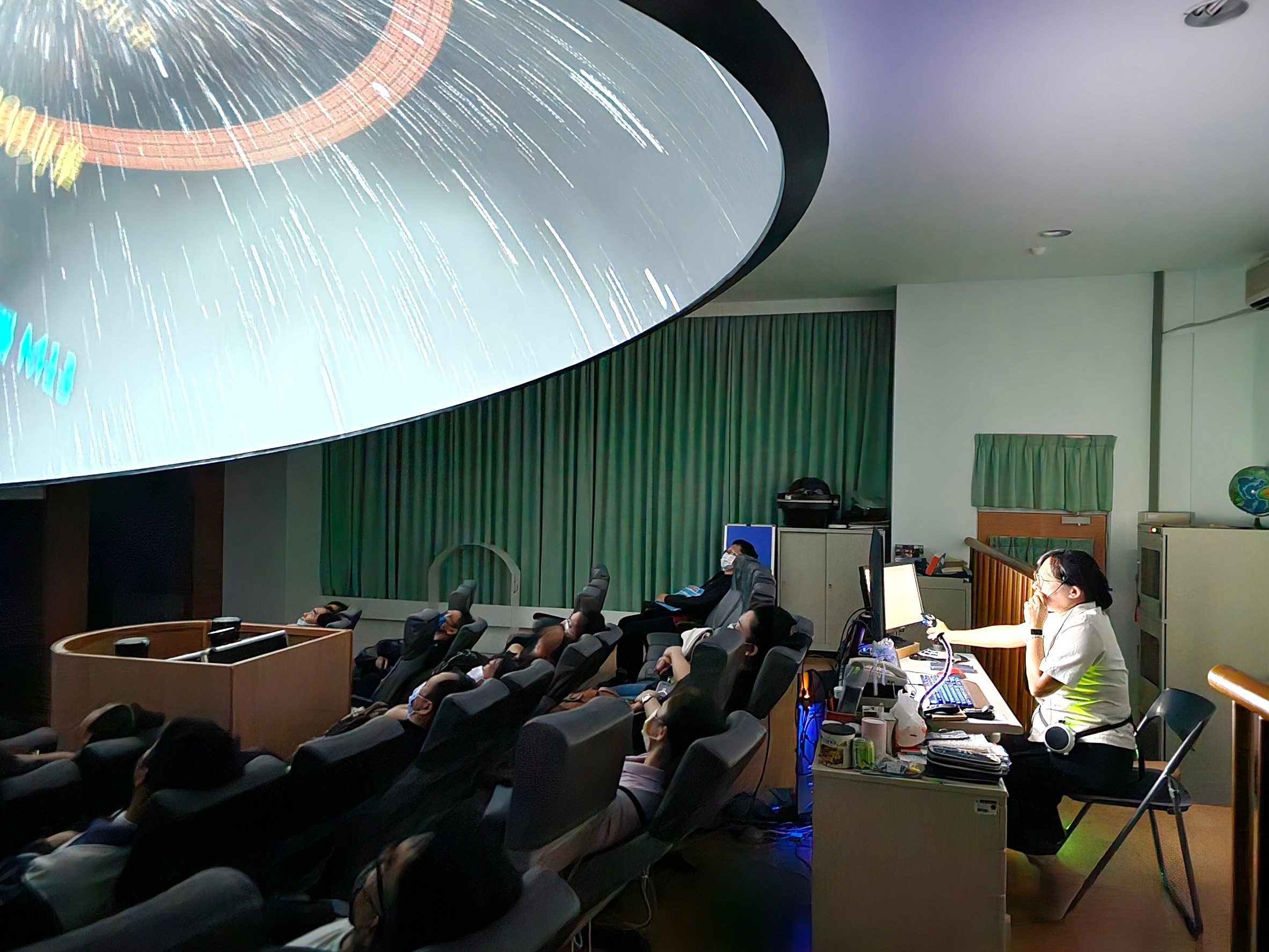 星象儀教室透過球型投影,了解浩瀚宇宙。