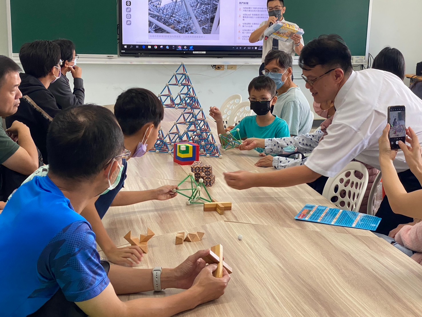 數學科透過有趣的桌遊和教具提升學習興趣,並在遊戲中培養數學推理能力。