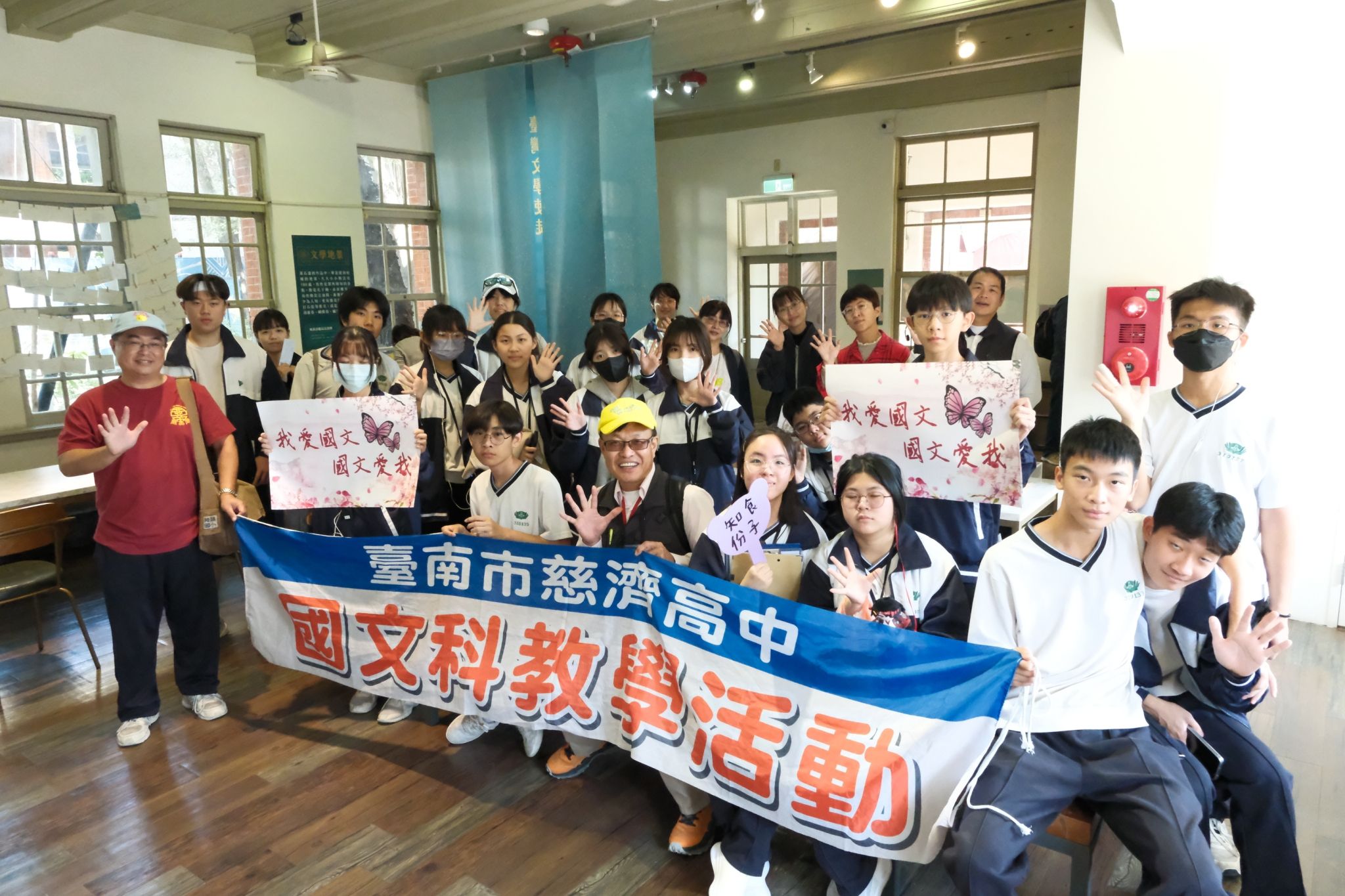 臺南慈中一日文學營活動圓滿,全體學員及參與師長與陳冠州老師在葉石濤文學館內合影。