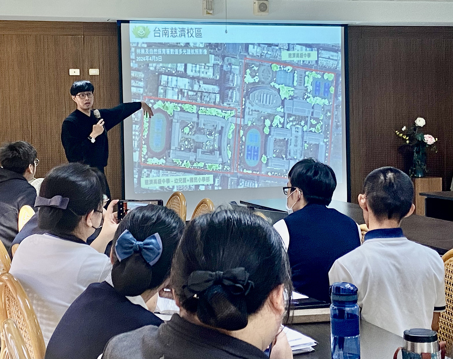 2024年4月3日的影像資料演算,校園每月碳吸存量約為452公斤。