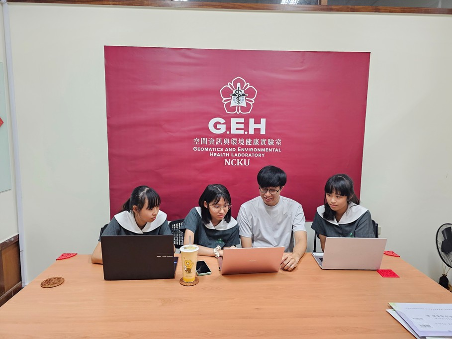 吳教授目前也協助指導高中部學生科展專題探究。