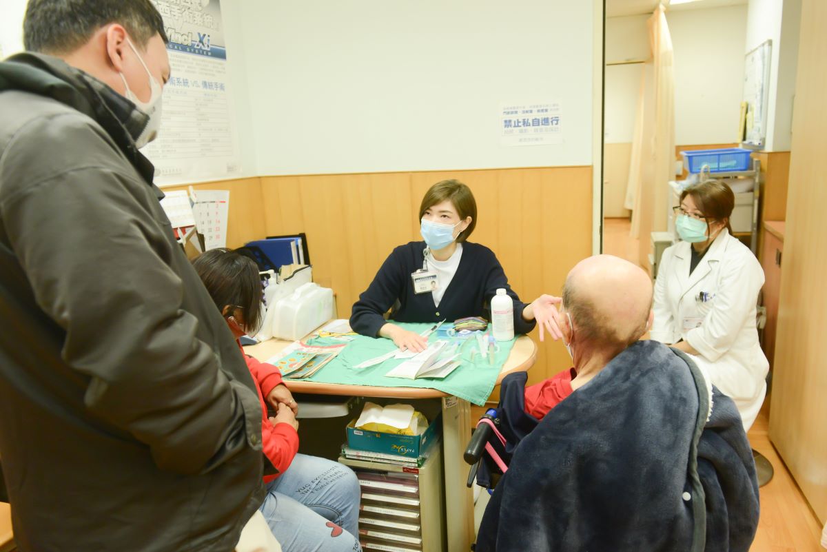 除了講座外，二樓門診區也辦理聯合義診，照顧傷友。