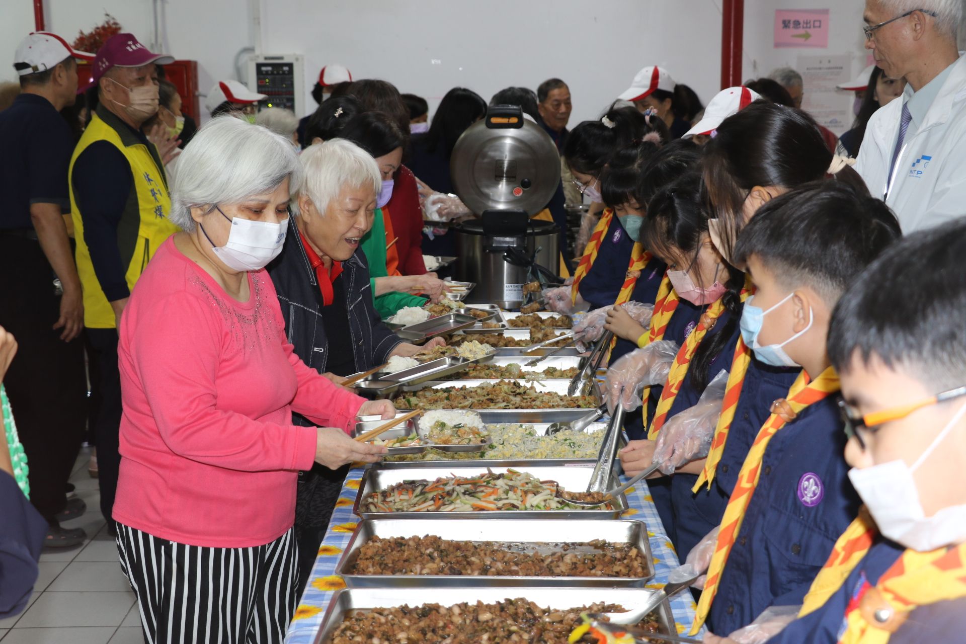 自強國小童軍團為長輩打菜