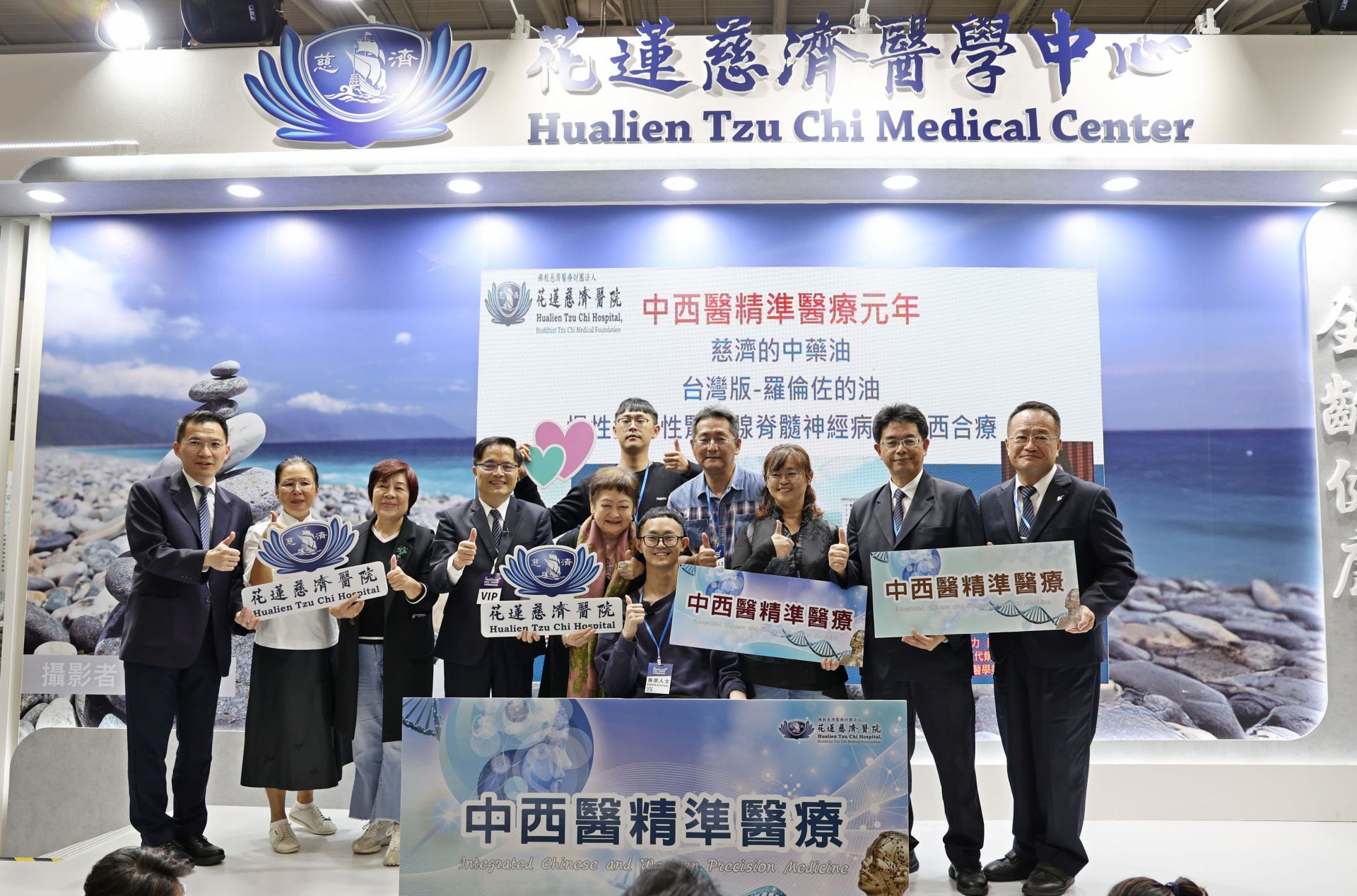飽受腎上線腦白質失養症折磨3年的涂先生,12月5日,由家人陪伴,從臺中來到台灣醫療科技展花蓮慈濟醫院展位,分享他自3月起接受中西醫精準醫療,原本膀胱無力,排尿、排便困難,胸部以下癱瘓的身體竟逐漸「甦醒」復原。