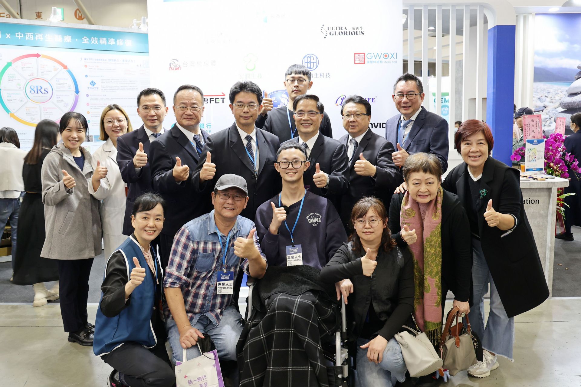 飽受腎上線腦白質失養症折磨3年的涂先生,12月5日,由家人陪伴,從臺中來到台灣醫療科技展花蓮慈濟醫院展位,分享他自3月起接受中西醫精準醫療,原本膀胱無力,排尿、排便困難,胸部以下癱瘓的身體竟逐漸「甦醒」復原。