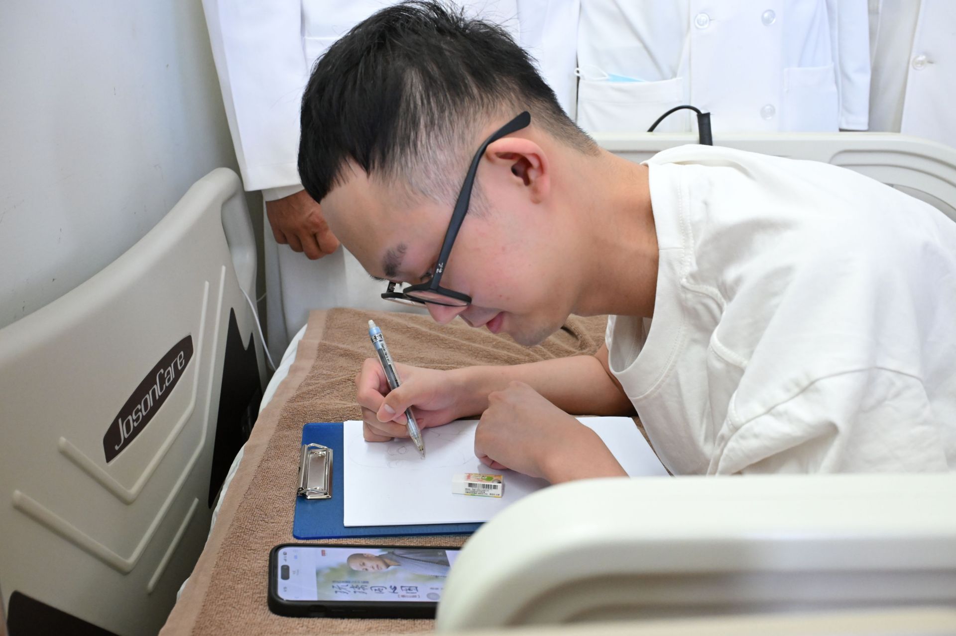 在花蓮慈院接受治療時,他就可以感覺到身體的變化,重拿畫筆畫畫。