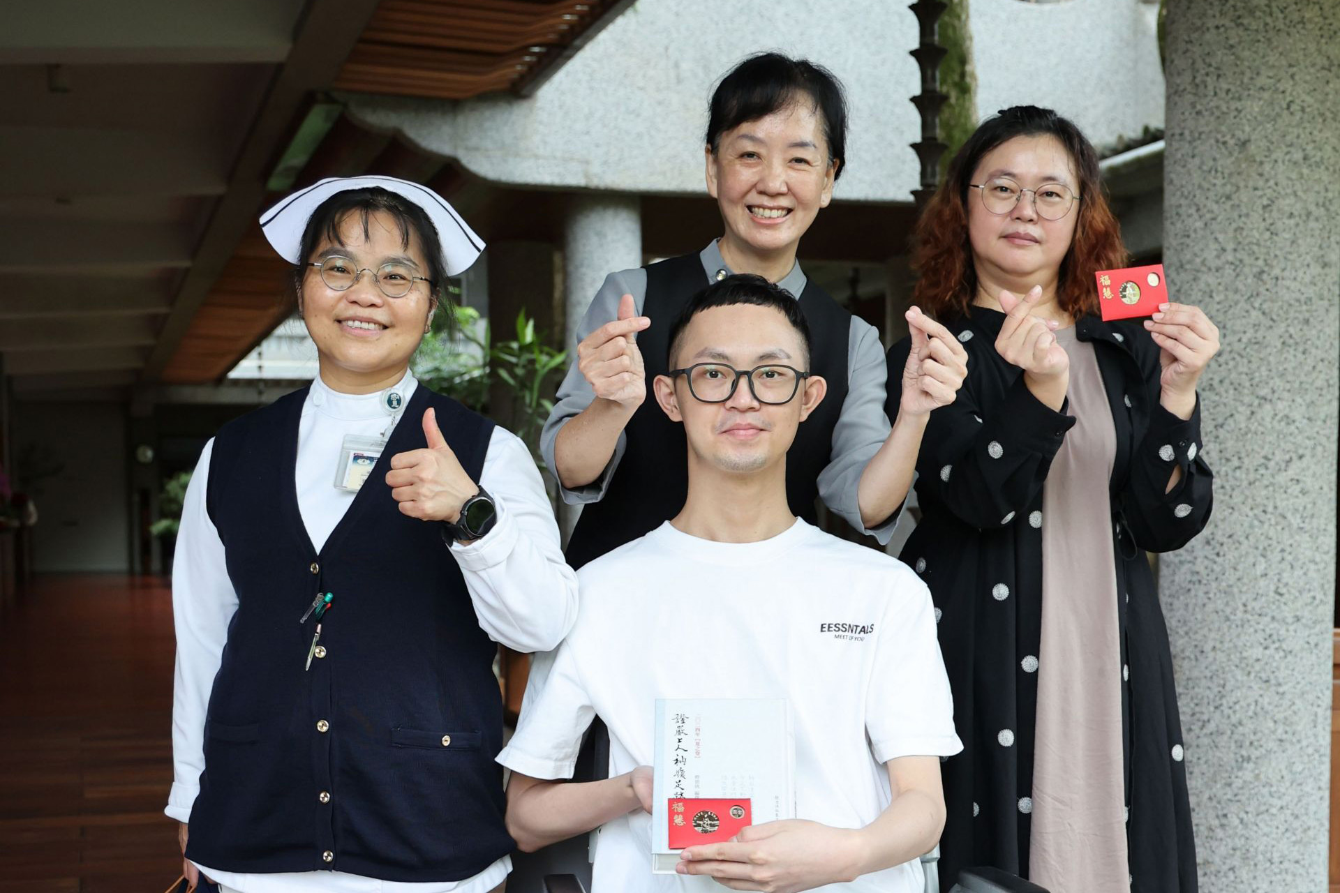 接受中西醫精準醫療,已經可以像正常人一樣,挪來移去。可以翻身,腰也更有力。連腿部的觸感、痛感都慢慢回來了,涂先生與母親及醫療團隊到花蓮靜思精舍分享好消息。