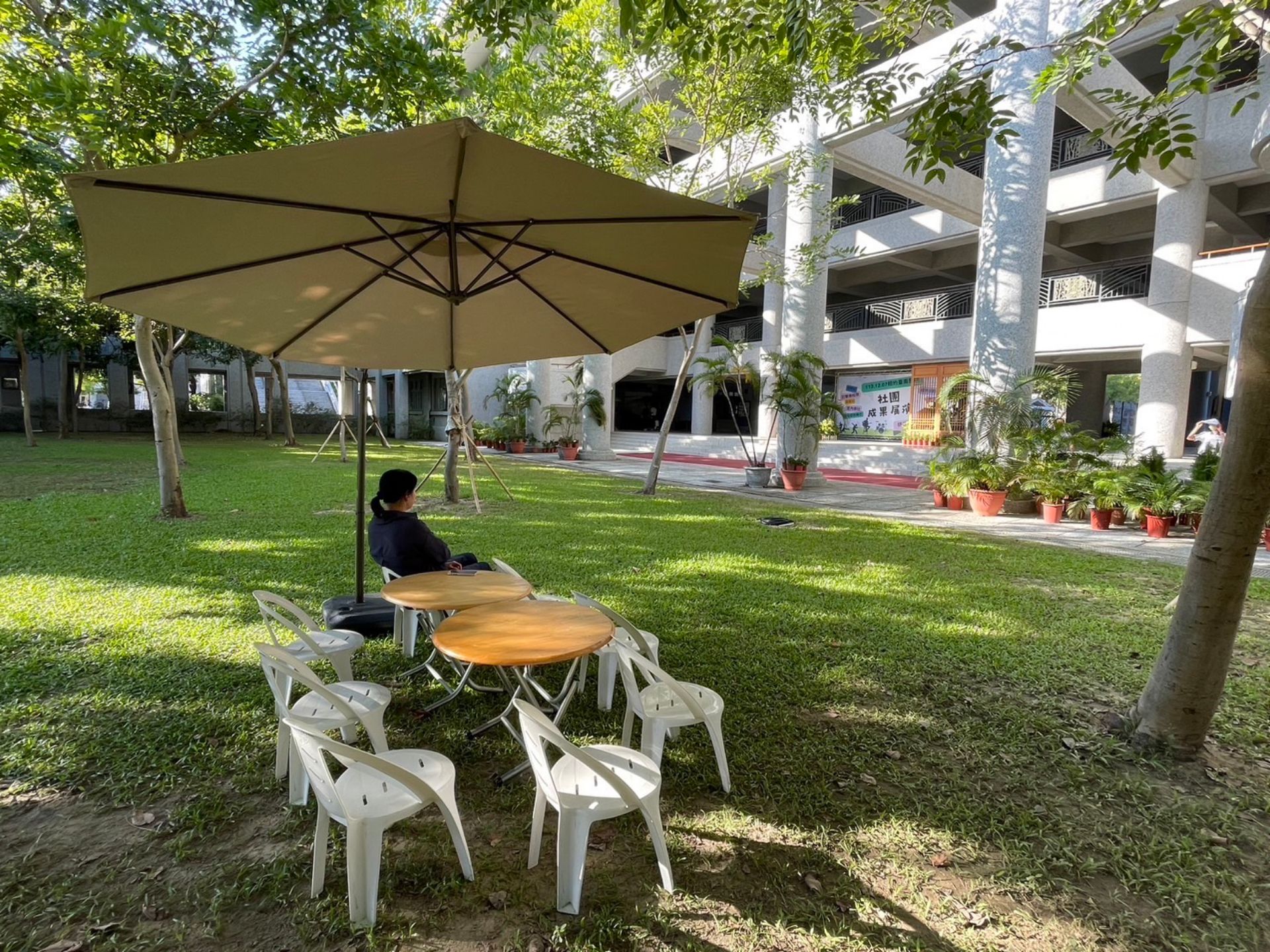 總務處協助設置咖啡雅座,當天歡迎攜帶野餐墊席地而坐,迎著微風欣賞表演~第一屆元老教師季英老師等你們!