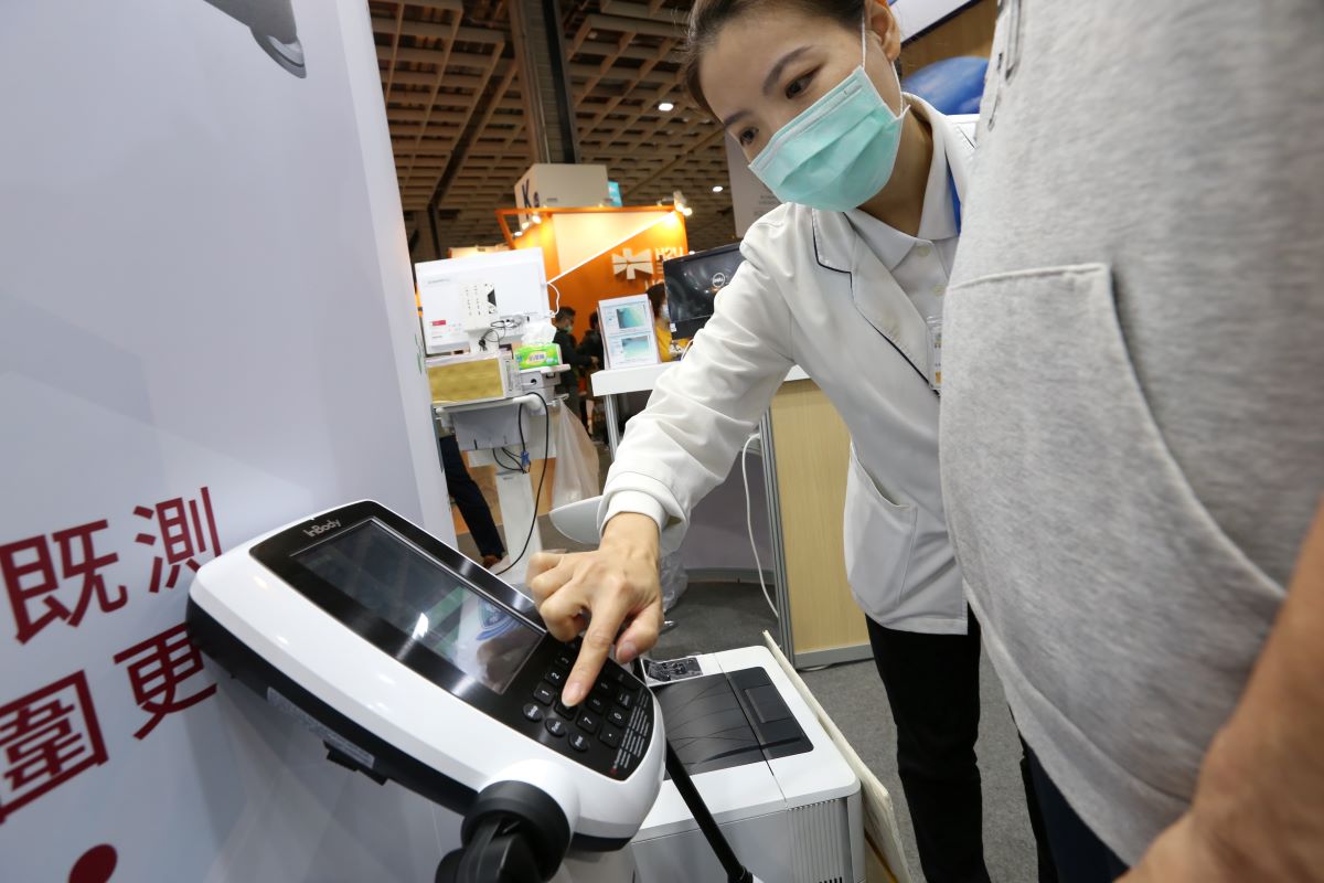 民眾量測Inbody，再由營養師進行說明。 