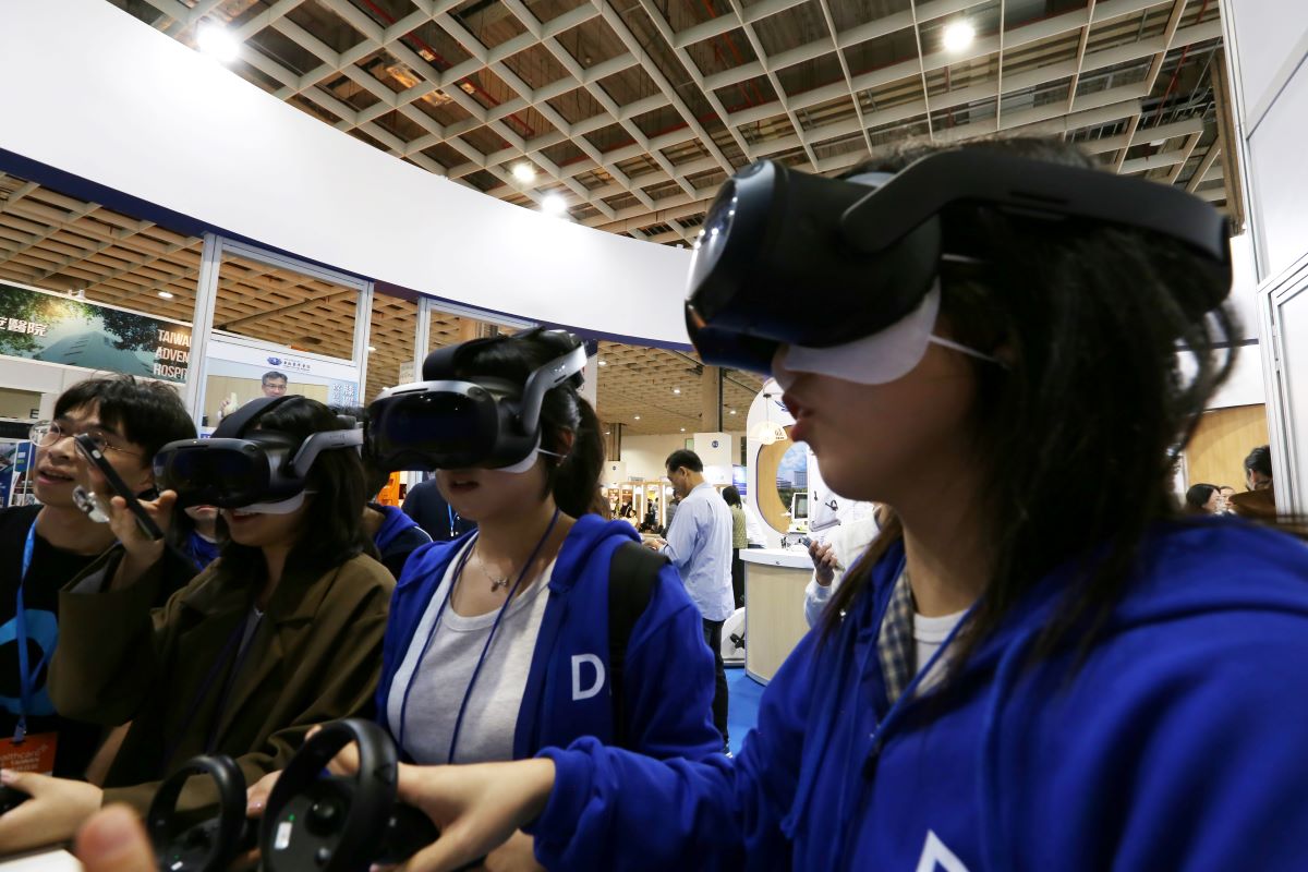 台北慈濟醫院攤位設有VR虛擬實境探索體驗。