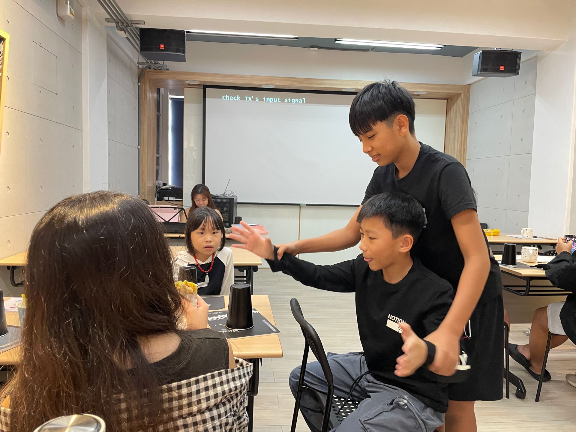 成員彼此間會互相指導學習