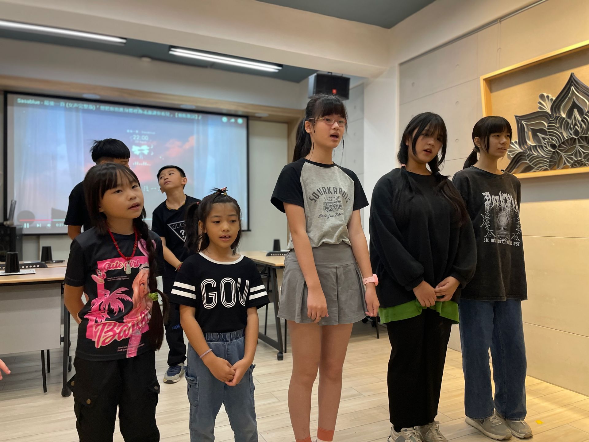 成員們一起演唱最後一頁歌曲