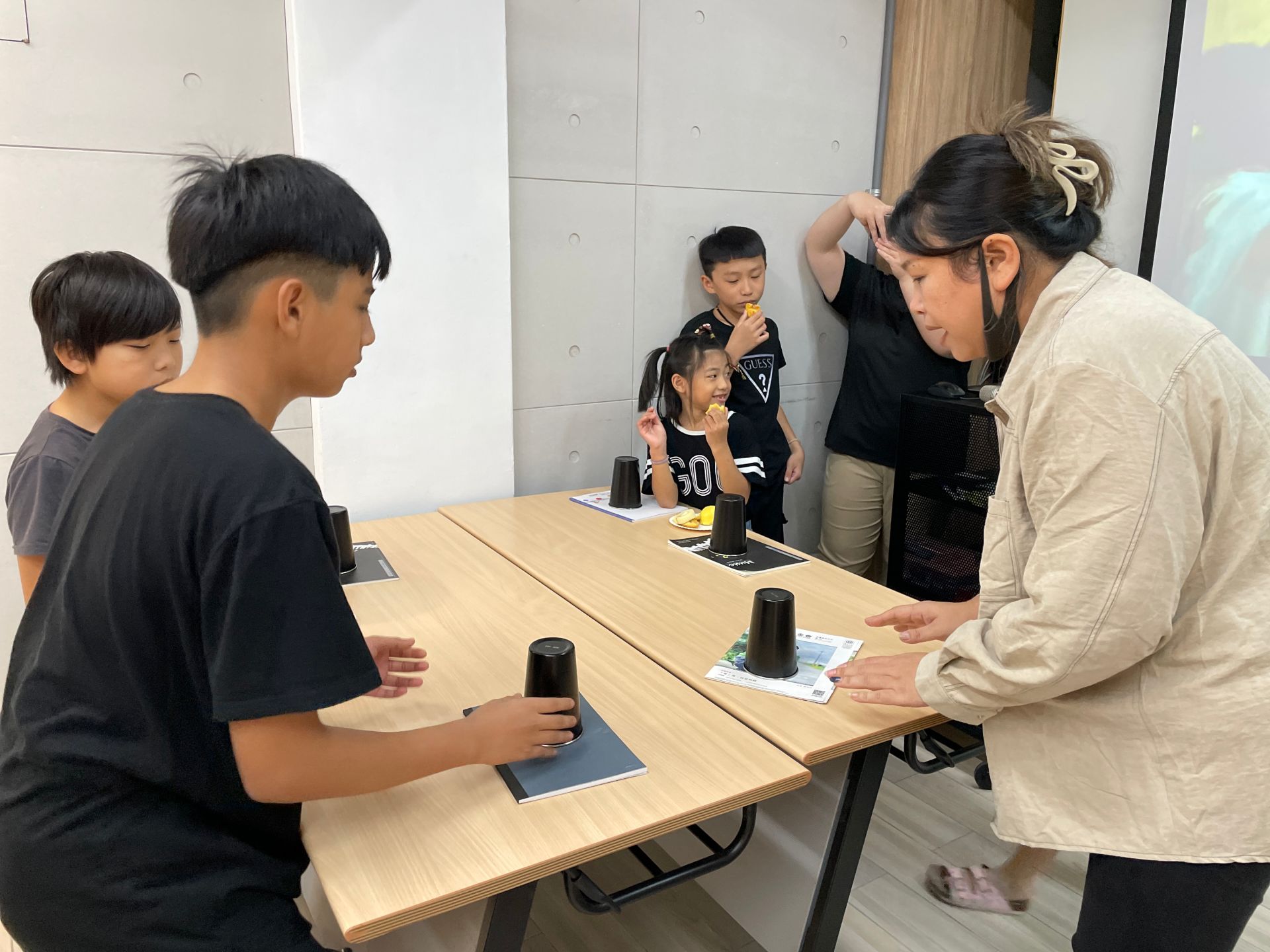 孩子們在表演後跟家長互動、指導家長敲打杯子歌節奏