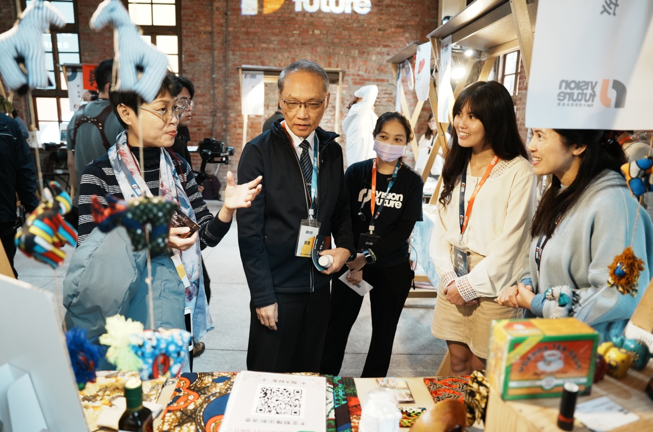11組團隊經過一年的慈濟輔助及提供公益基金、業師輔導、培力課程、資源連結社群等多面向資源，帶領青年掌握永續趨勢，思考社會議題的解方。