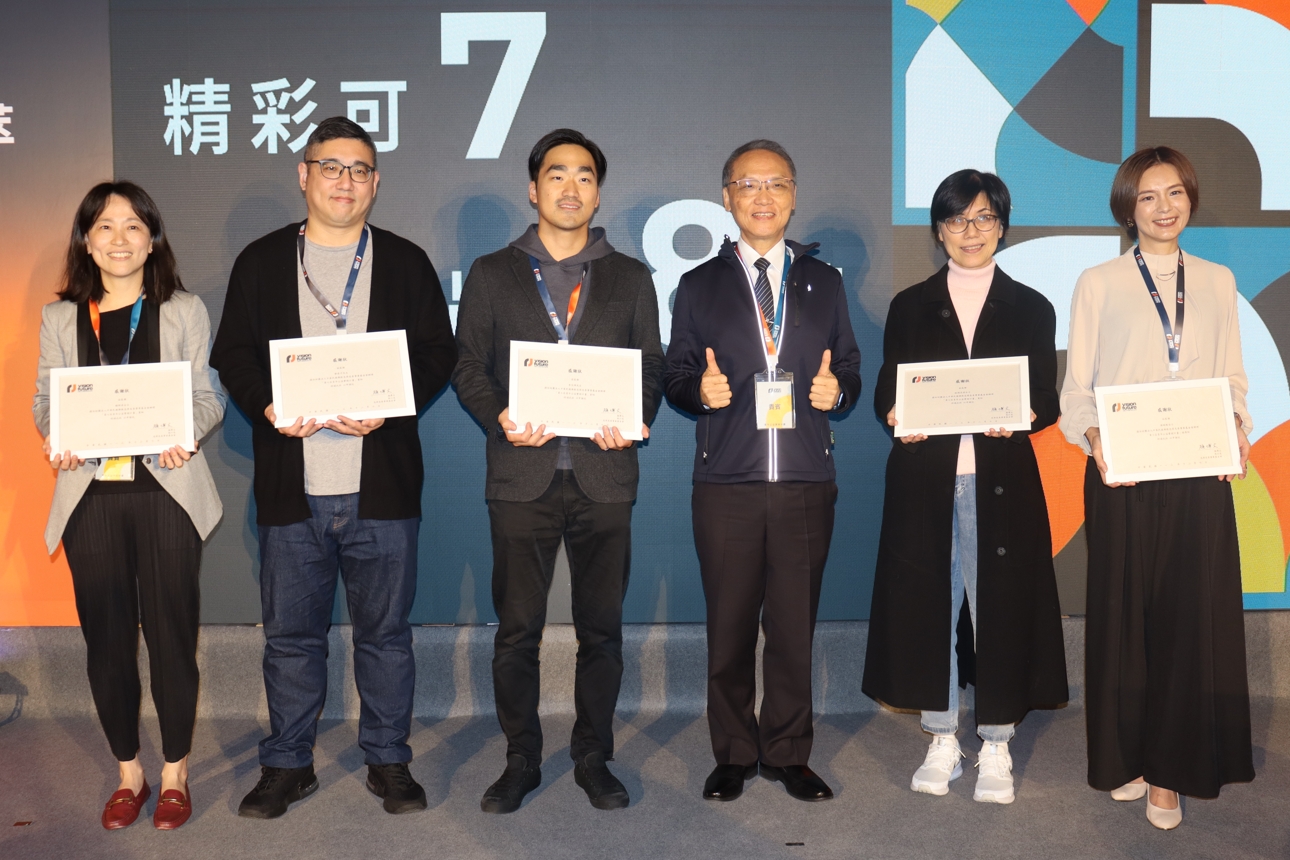 完整的專業培力課程與專屬業師進行陪伴，輔導11組青年公益隊伍(臺灣團隊10組、馬來西亞團隊1組)，顏博文執行長感謝所有業師團隊。