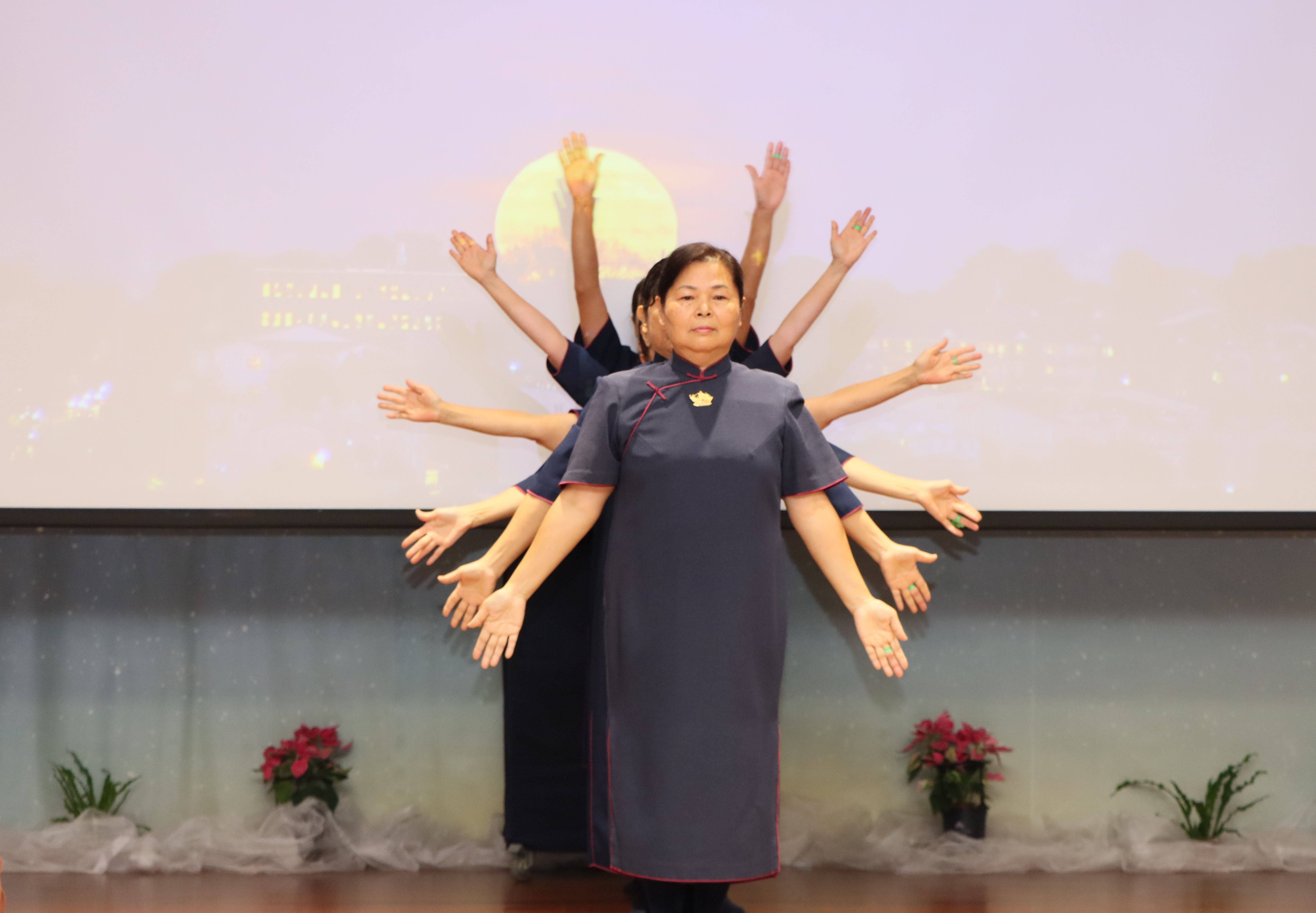 手語表演城裡的月光