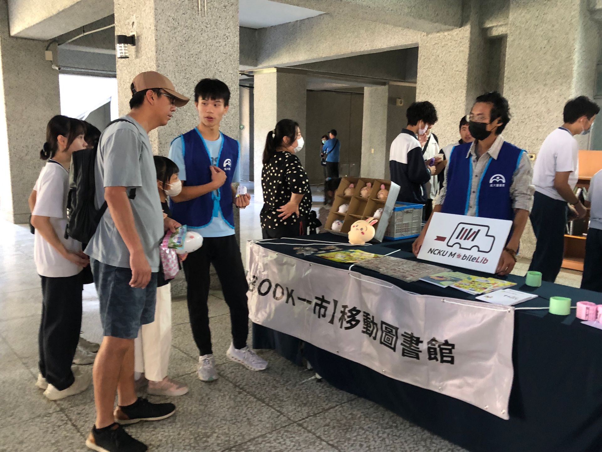 成大「Book一市」移動圖書館,結合科學與環保主題設計互動關卡,吸引大批學生與民眾參與。