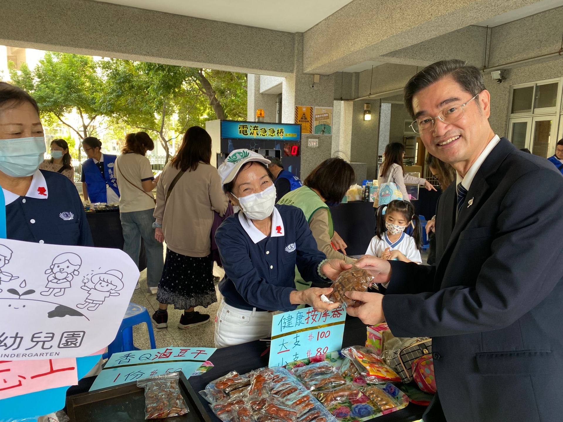 水果校長逛園遊會攤攤熱烈歡迎!