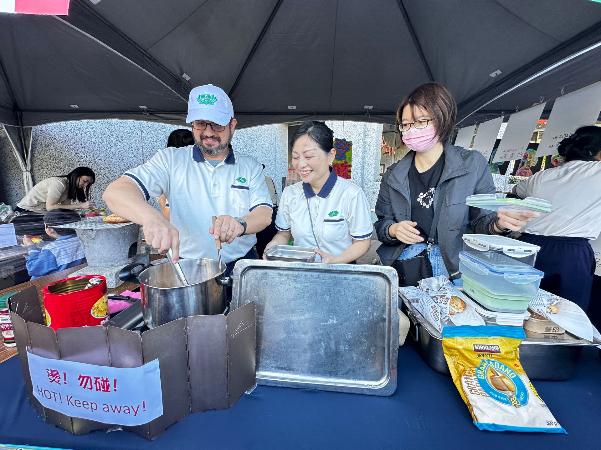 幼兒園義享天開由外籍Frank老師掌廚，道地的義大利麵香味吸引排隊人潮，環保餐具推得高高的。