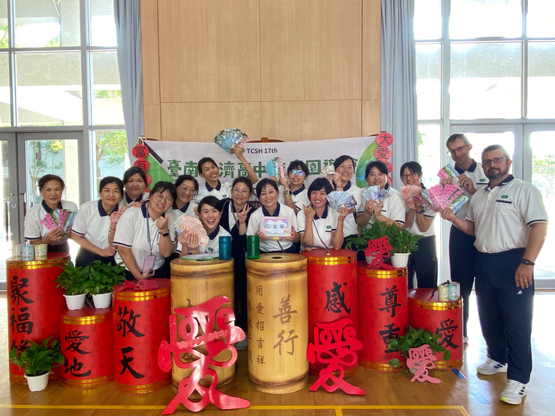 幼兒園淑華園長與所有老師擺攤熱賣共同成就富有愛心店。