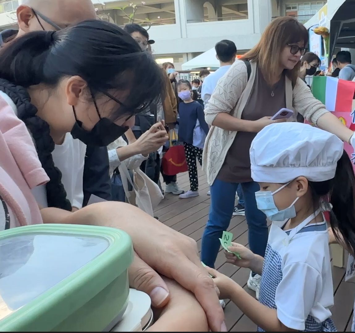 幼兒園學生負責外場服務,包含發號碼牌、拿環保餐具、收費等等。