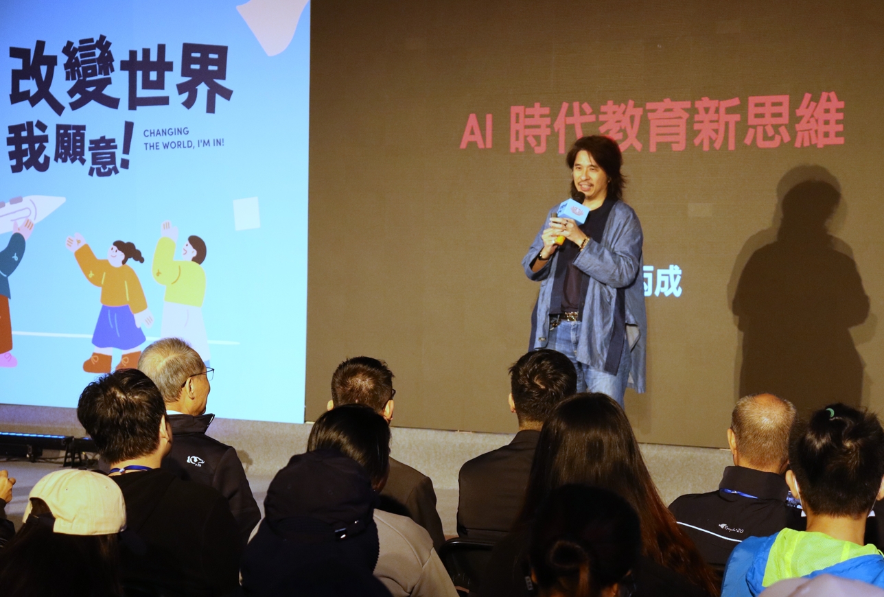 教育部政務次長葉丙成教授,以「AI時代教育新思維」為主題,分享在AI工具時代之下,青年朋友如何保有競爭力的重要關鍵。