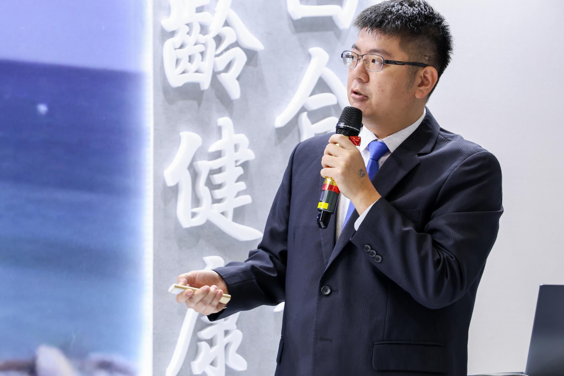 心血管暨粒線體相關疾病研究中心廖柏翔博士,分享「銀杏果黃金蟲草滴丸」的最新研究成果。