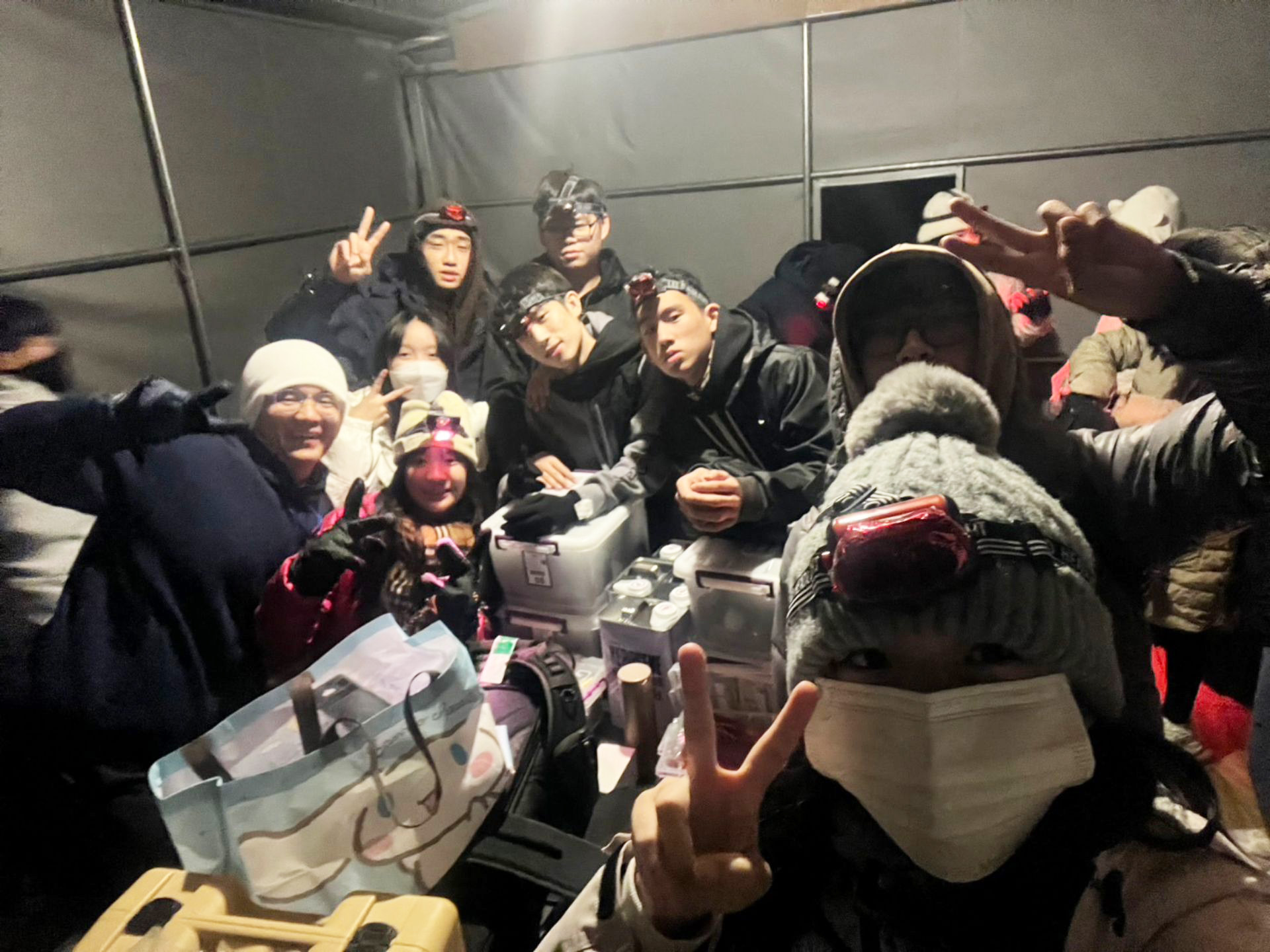 在室外幾近0度的防寒帳篷中分享星情感動。