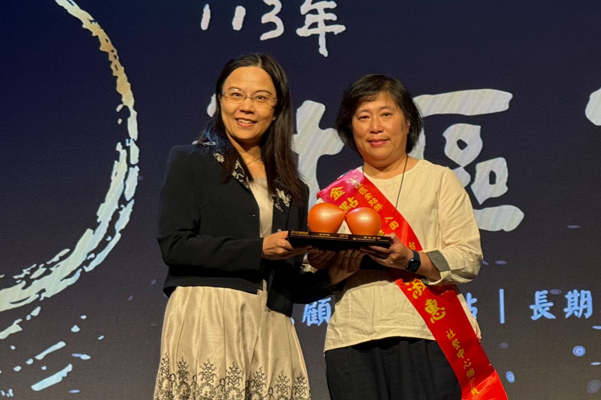 12月3日,台北慈濟醫院張淑惠個管師榮獲「金點英雄獎」,讓她於長照服務領域中深耕鄰里、服務長輩的用心和投入獲得肯定。