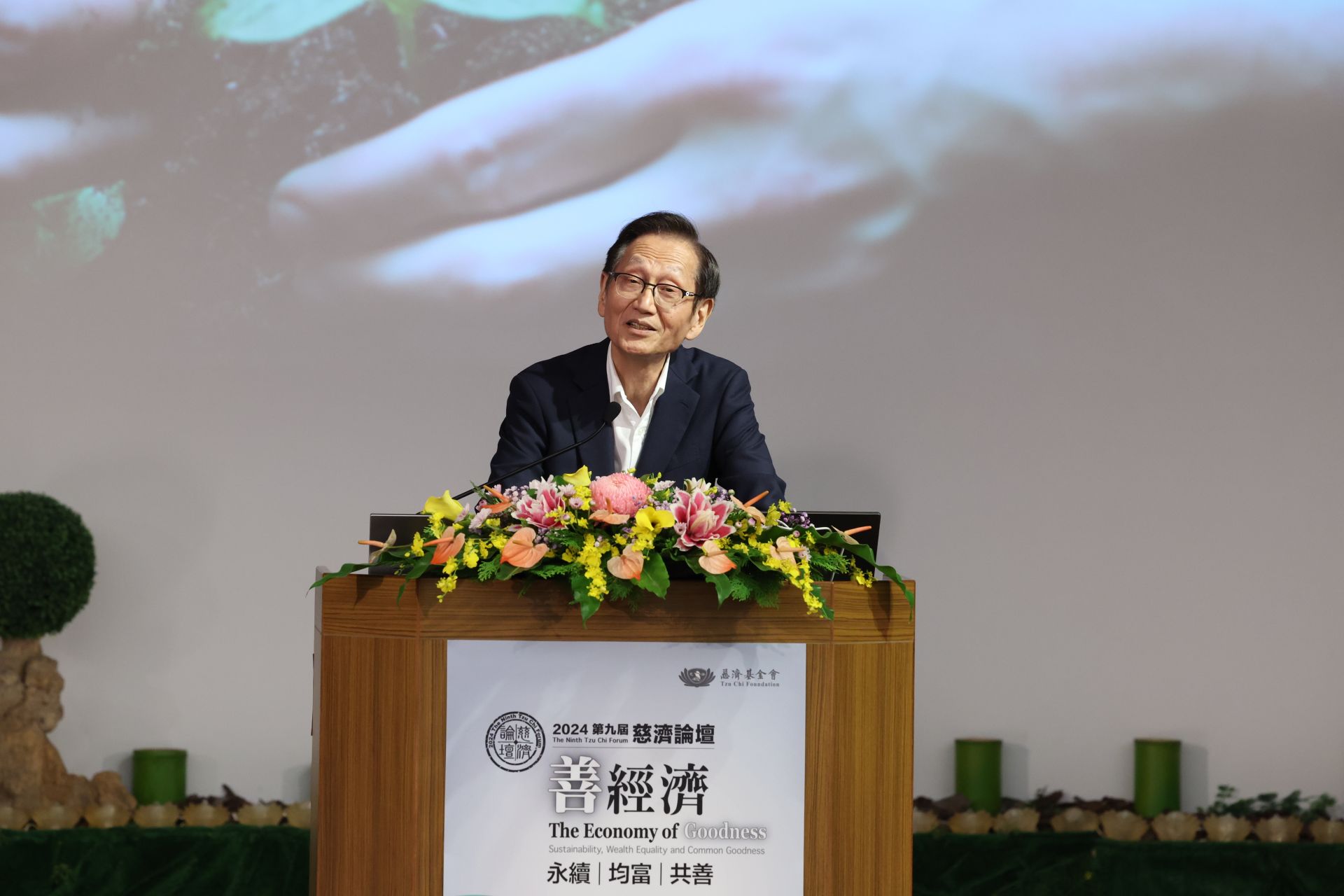 「擁抱現實、認清長期發展需要利他互助。」華碩電腦施崇棠董事長在講演中分享。