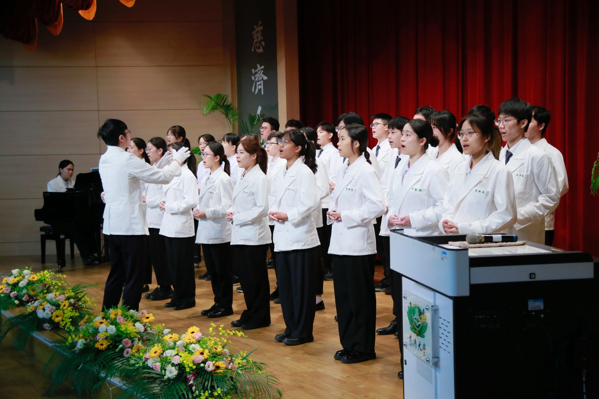 9日的感恩追思典禮上,由全體醫學生們獻唱「菩薩的化身」
