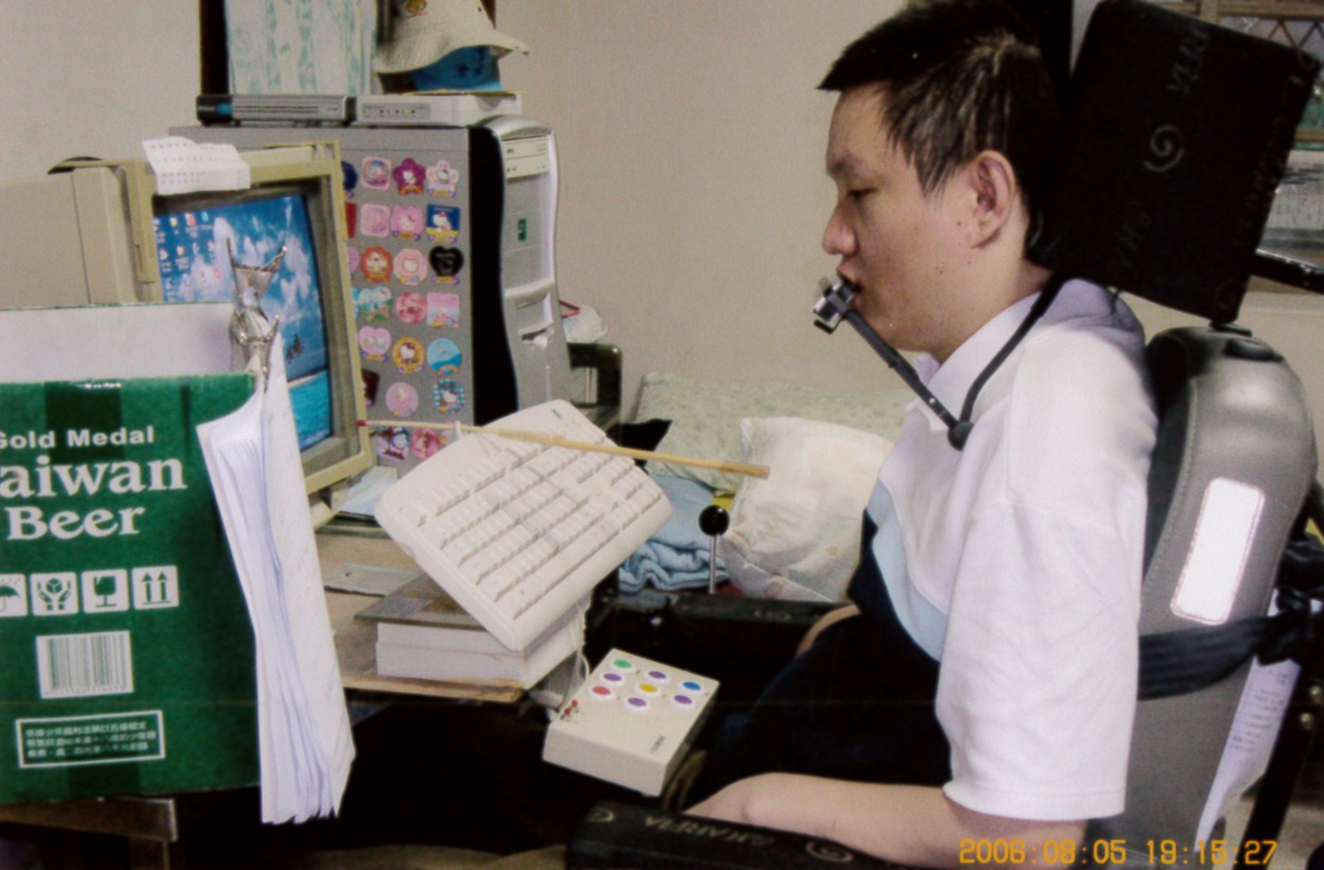 林彥廷老師19歲時因車禍造成脊髓損傷,他生前樂於助人,往生後成為無語良師