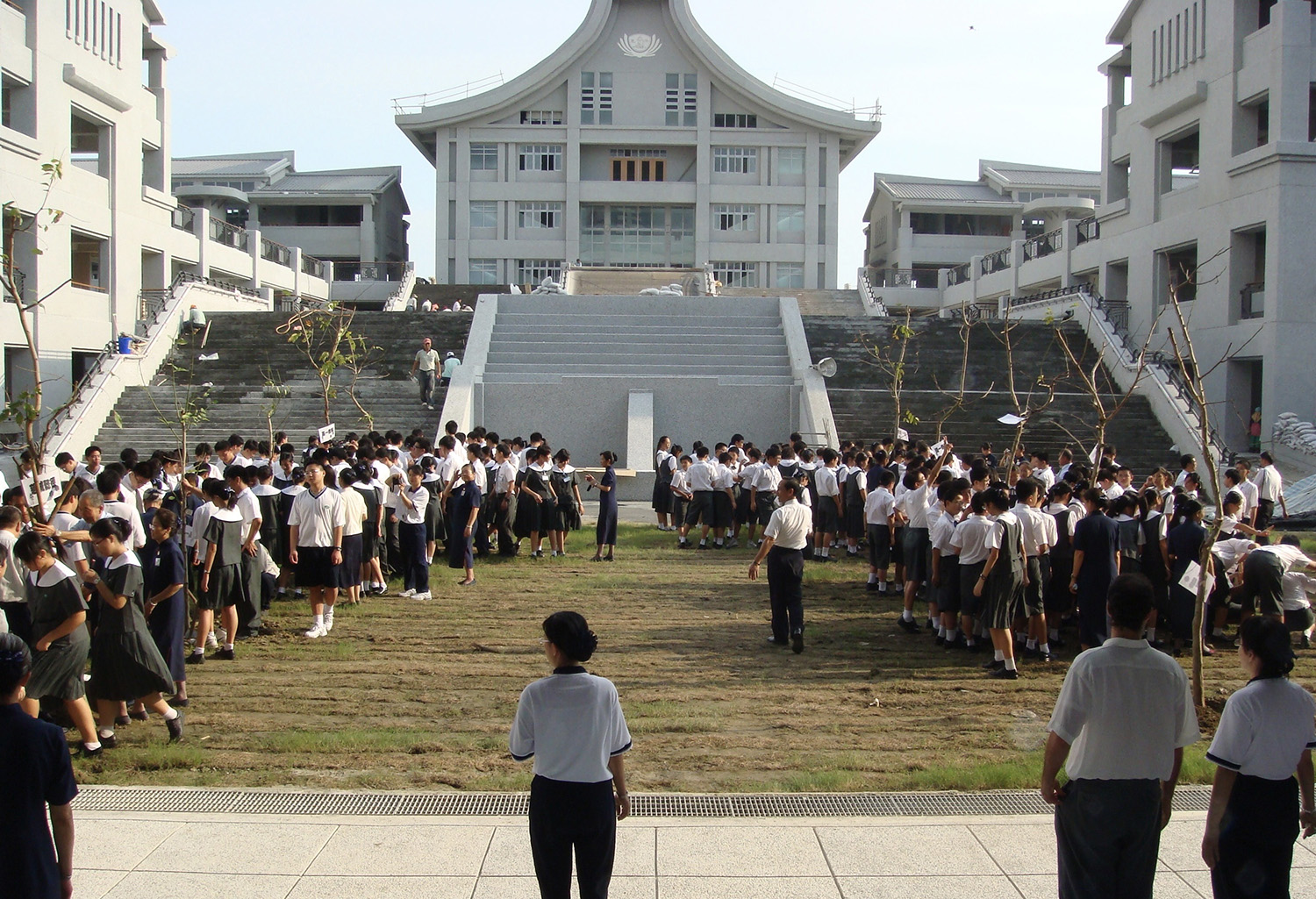 2007年8月29日創校開學日第一屆中學部學生、師長與慈誠懿德春風廣場參加創校植樹紀念活動。